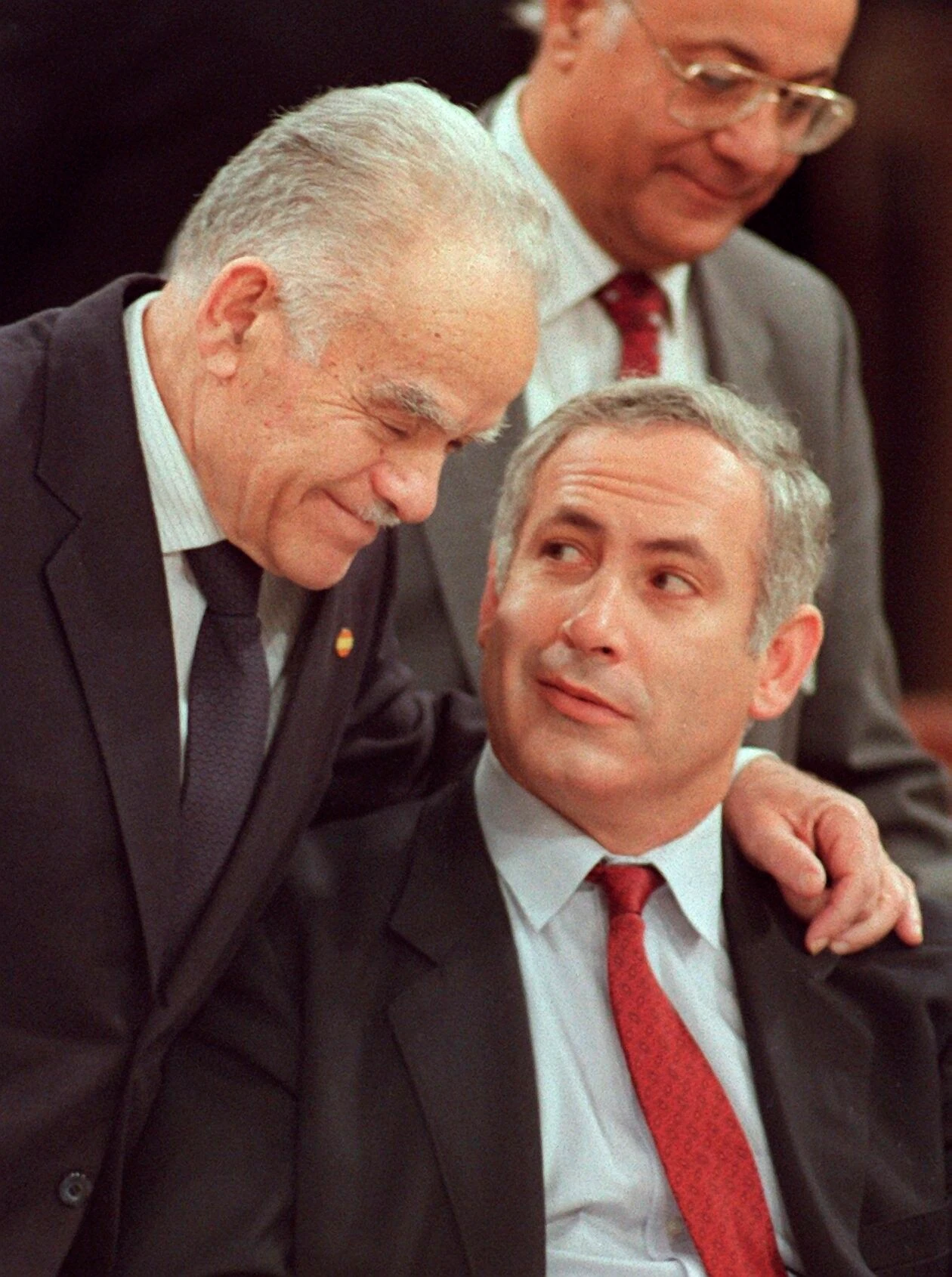 Der damalige israelische Ministerpräsident Izchak Schamir 1991 bei den Madrider Nahost-Friedensgesprächen mit Benjamin Netanjahu, damals Mitglied der israelischen Verhandlungsdelegation
