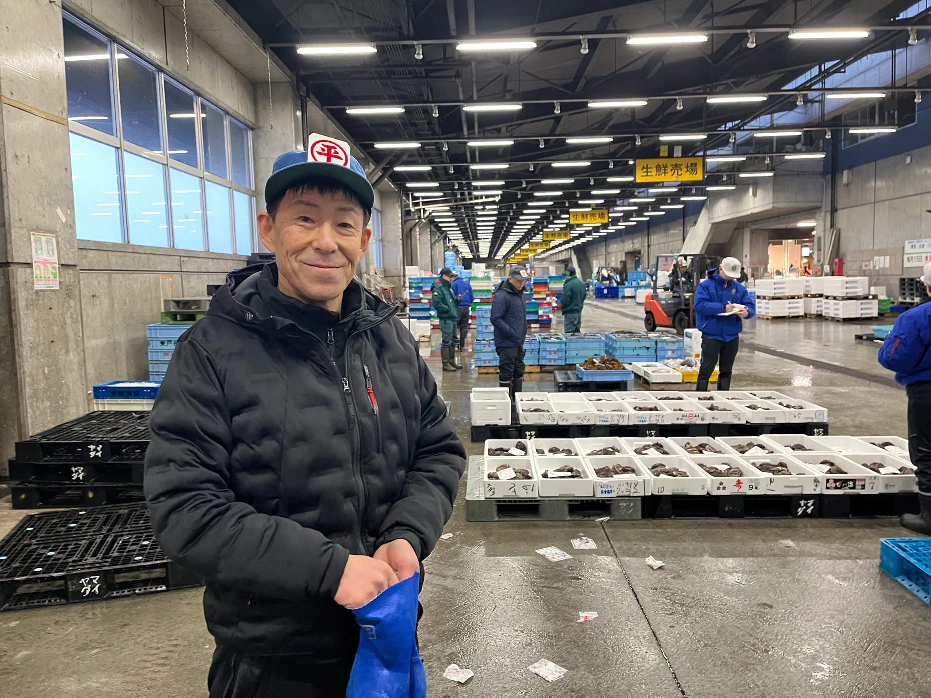 Fischhändler Junya Kawamura erlebt den Wandel seines Metiers.