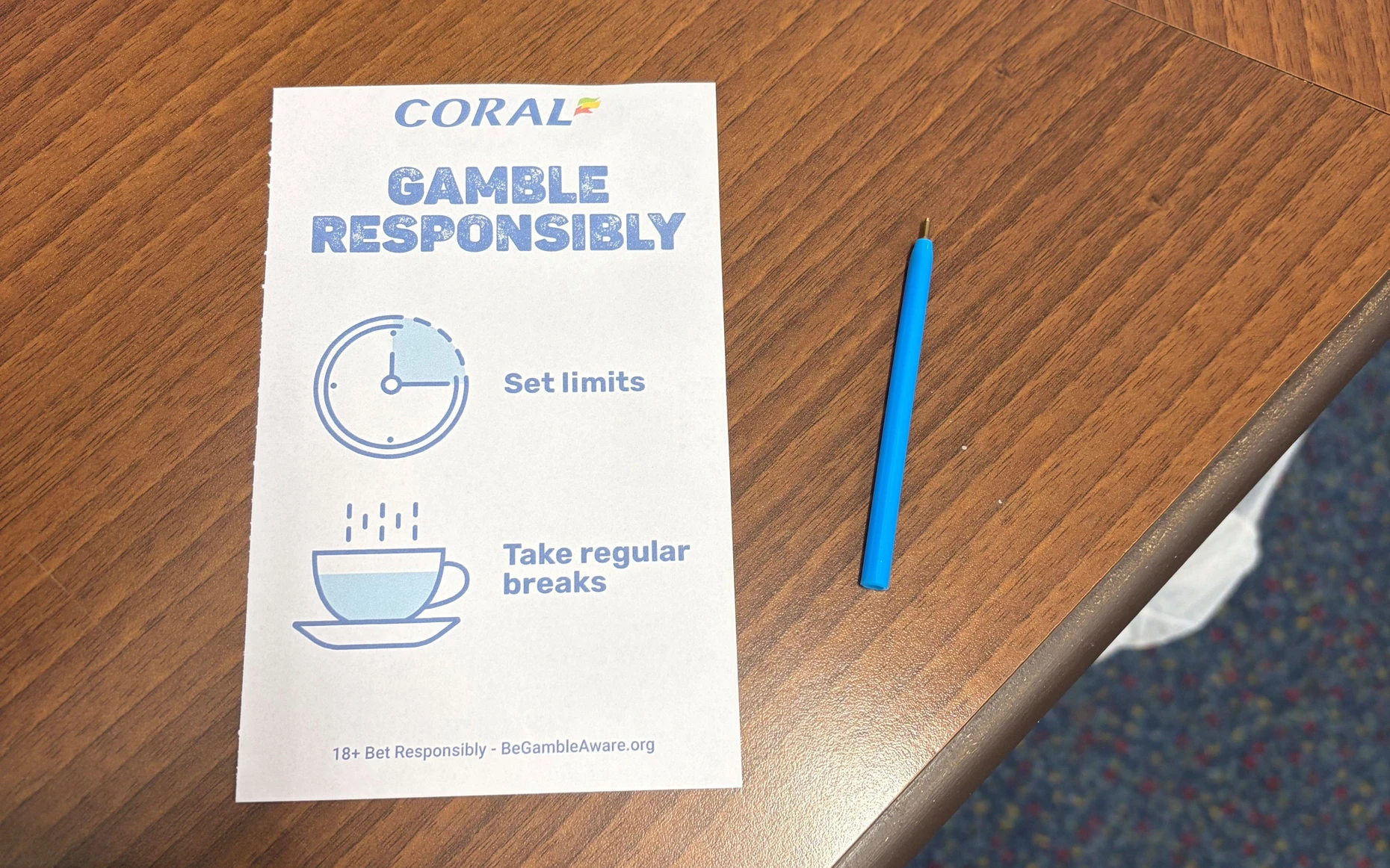 „Spiele verantwortungsbewusst. Setze Limits, mach regelmäßige Pausen“ – so steht es auf den Notizblöcken, die in Coral-Läden ausliegen.