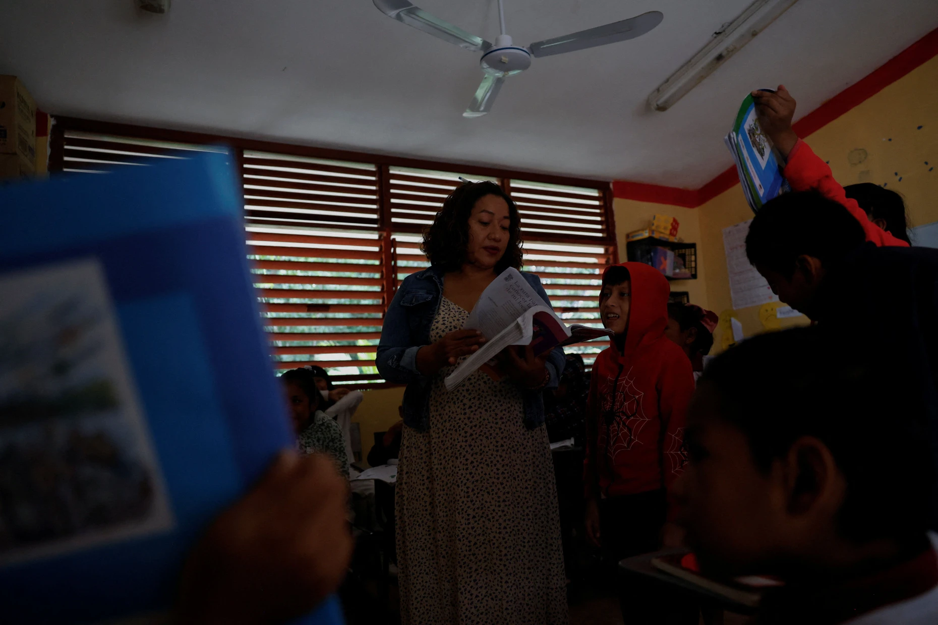 Lidia Patricia Chan Us unterrichtet Schüler in einem Klassenzimmer ohne Strom in Vida y Esperanza.