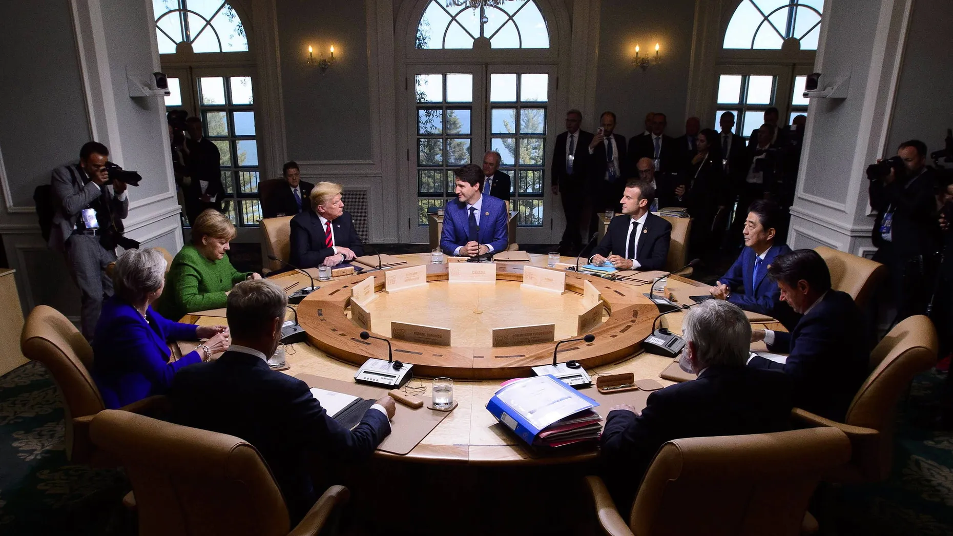 Kämpferische Stimmung am runden Tisch der G 7.
