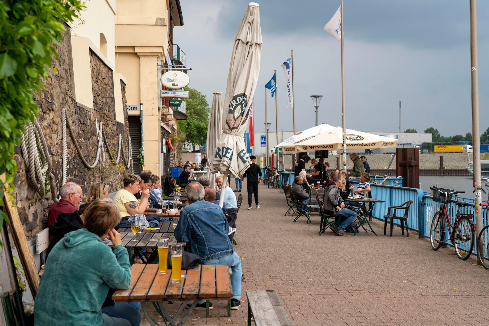Zeit für ein Bier: In Duisburg-Ruhrort hat sich viel getan in den vergangenen Jahrzehnten.