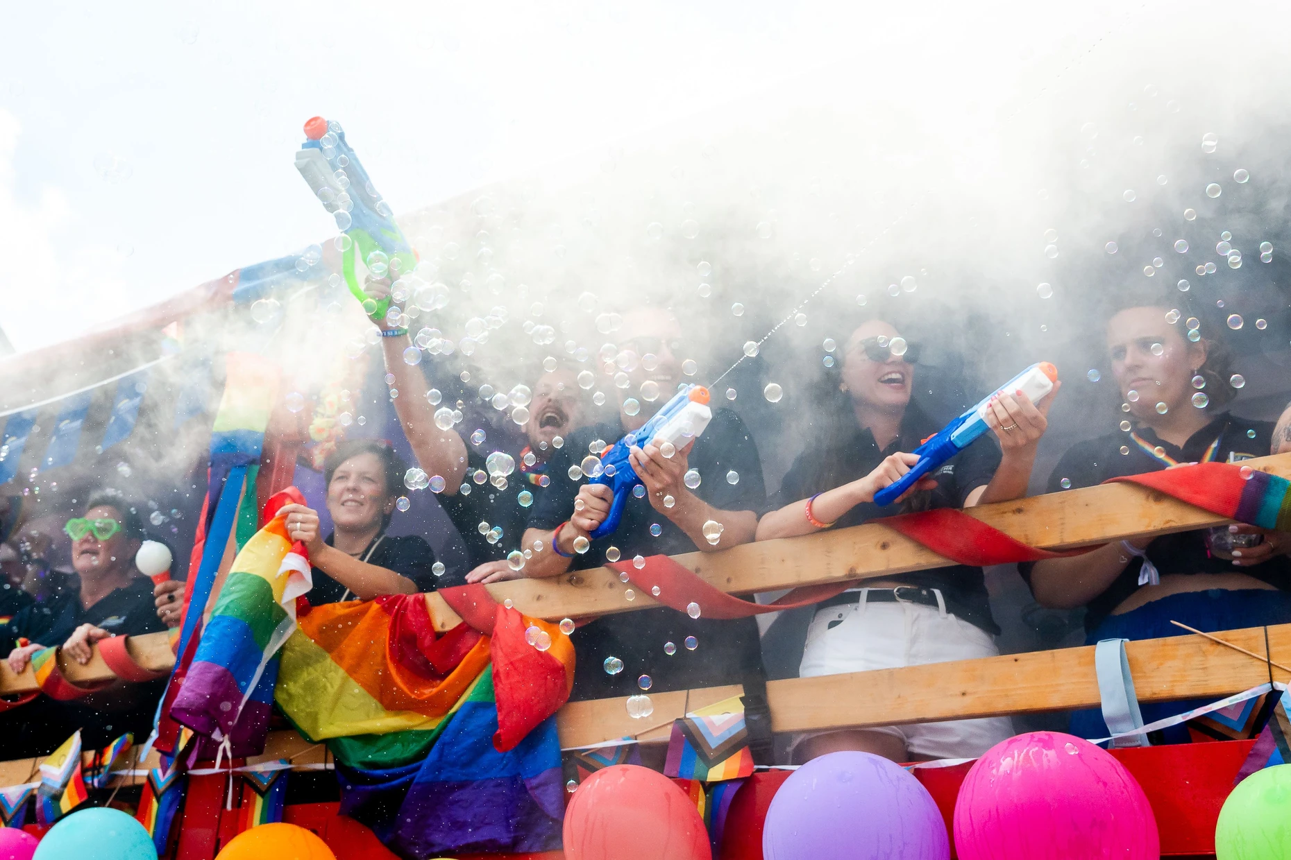 Zwischen Wasserpistolen und Seifenblasen: Manchmal ähnelt der CSD einem Kinderspielplatz.