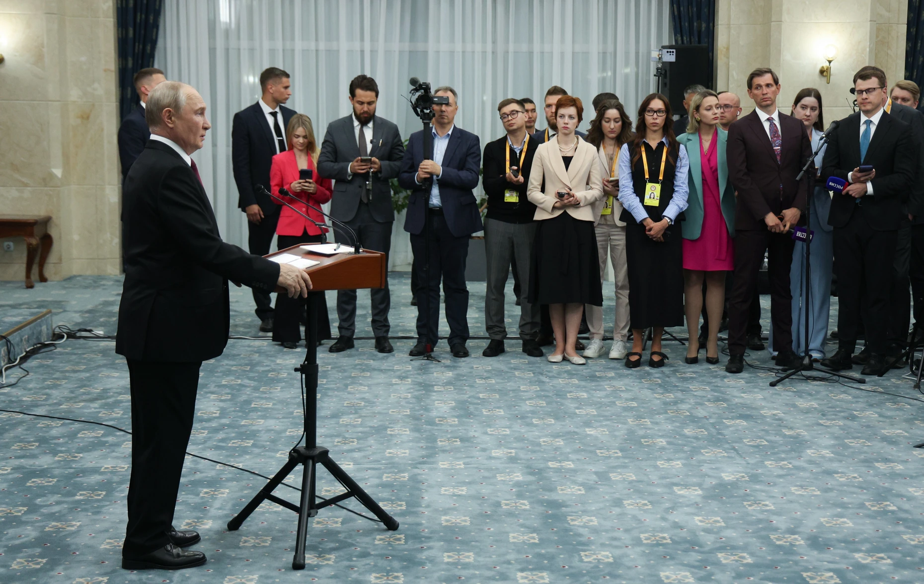 Putin vor Medienleuten in Bishkek während des Gipfels der Schanghaier Organisation für Zusammenarbeit