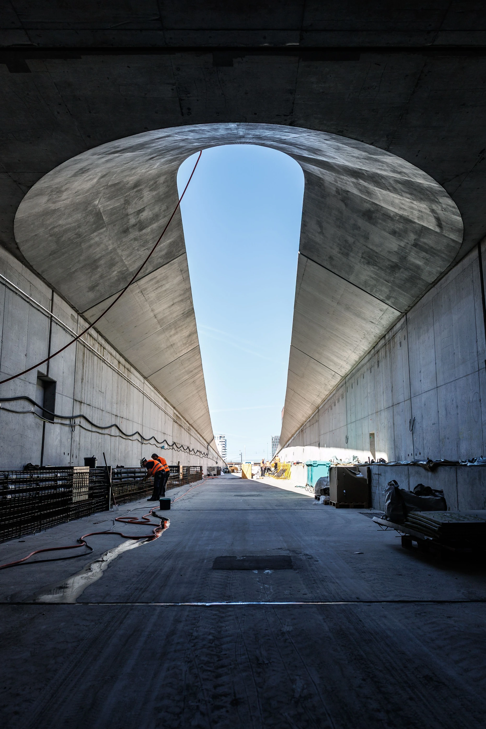 Nach oben: Am Tunnelausgang Richtung Europa-Allee kommt die Trasse an die Oberfläche.