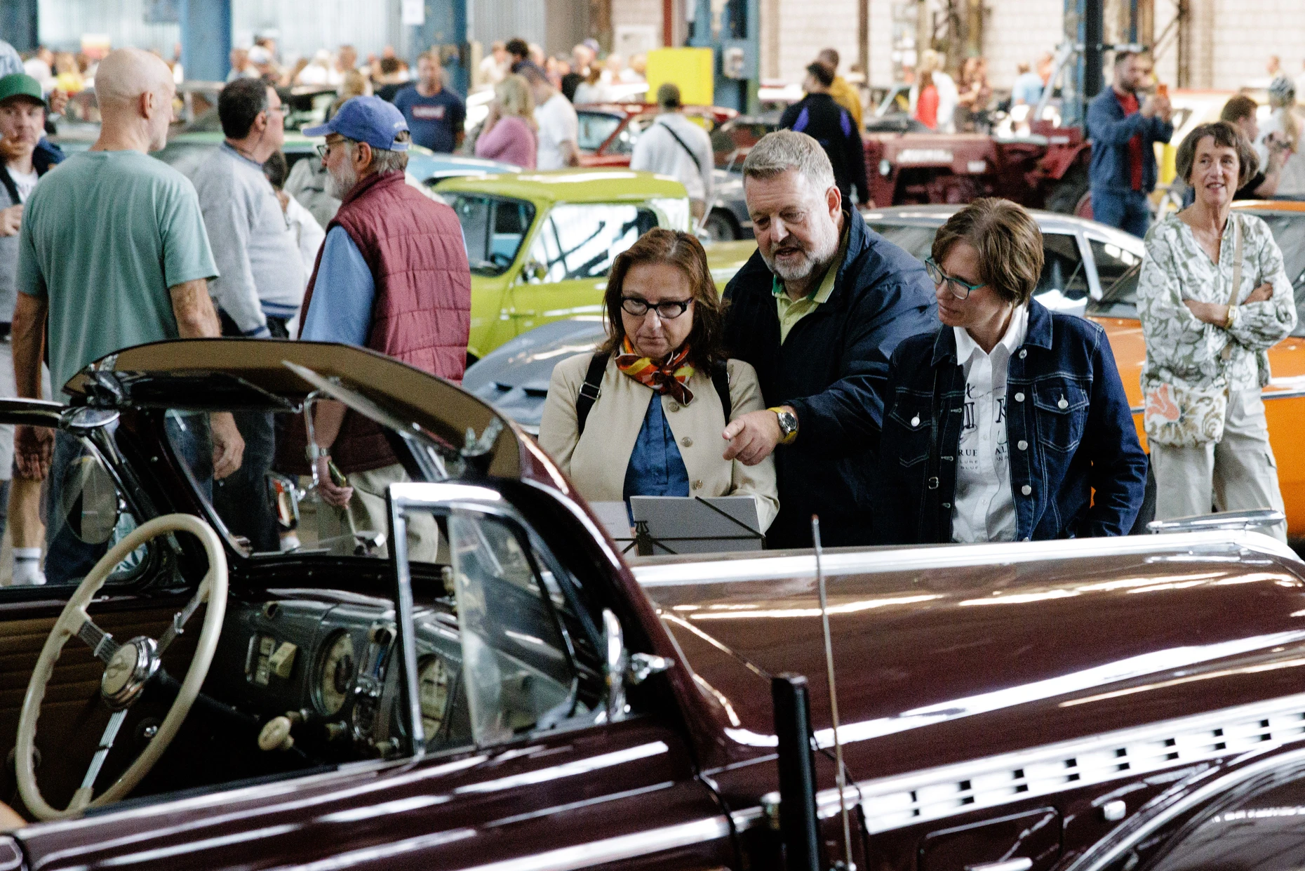 Besucher begutachten ein Opel Admiral Cabriolet auf dem Rüsselsheimer Oldtimer Klassikertreffen in der alten Opel-Schmiede.