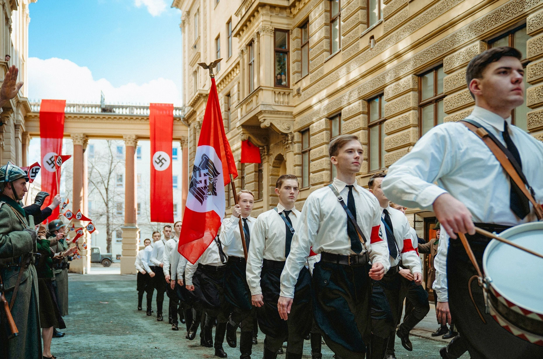 Beim Aufmarsch der Nationalsozialisten im tschechischen Brünn läuft zu ihrem Entsetzen auch Gertas Bruder Fritz (Carl Grübel, Fahnenträger) mit.