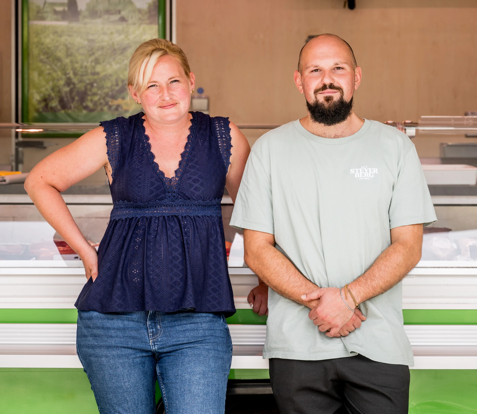 Rebecca Urban und Connor Schmitt verkaufen auf dem Konstablermarkt Produkte eines Biobauernhofs.