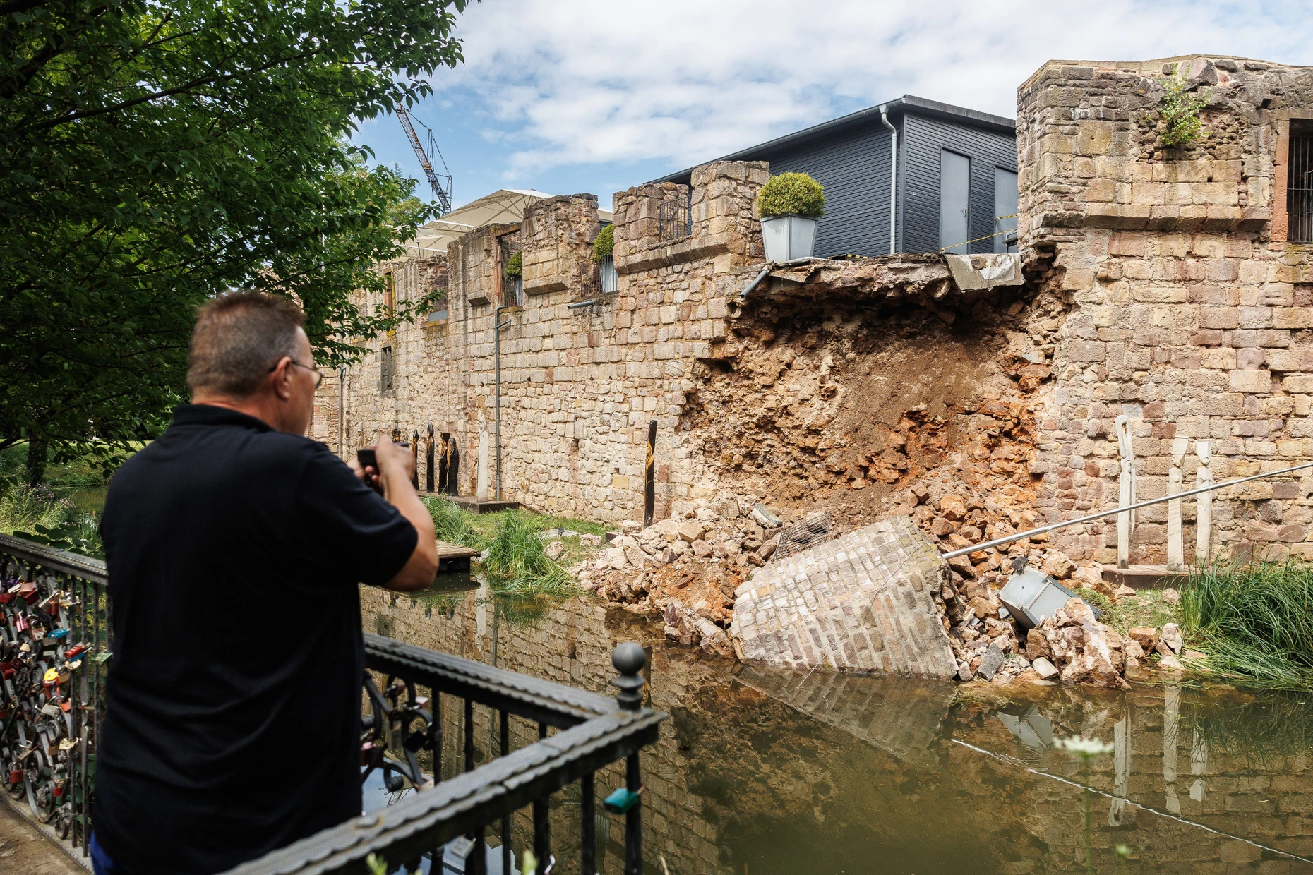 Abgesackt: Die teilweise eingestürzte Burgmauer der Wasserburg im Juli 2024