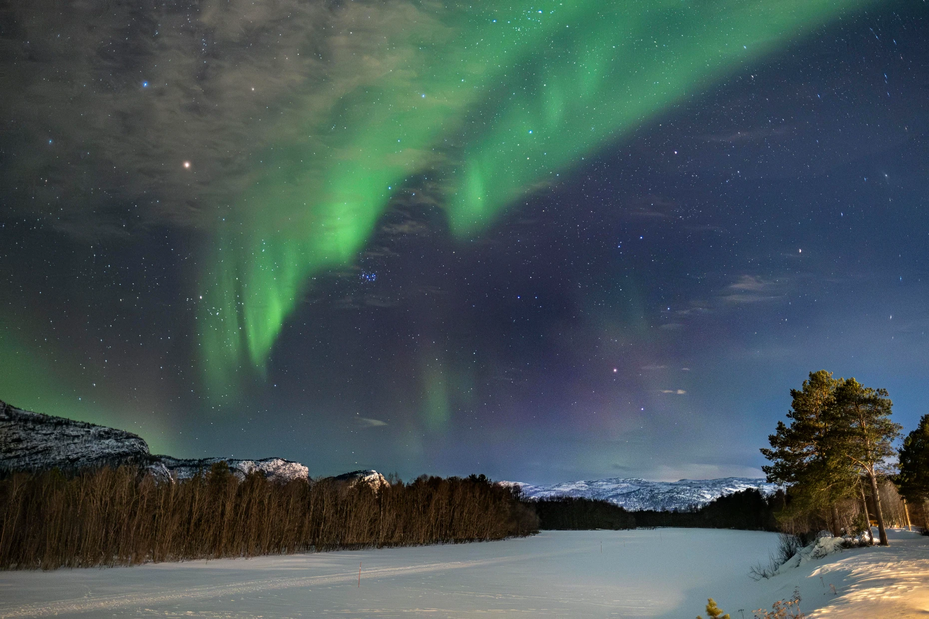 Bezaubernd: Nordlichter über dem Alta-Fluss in der Finnmark