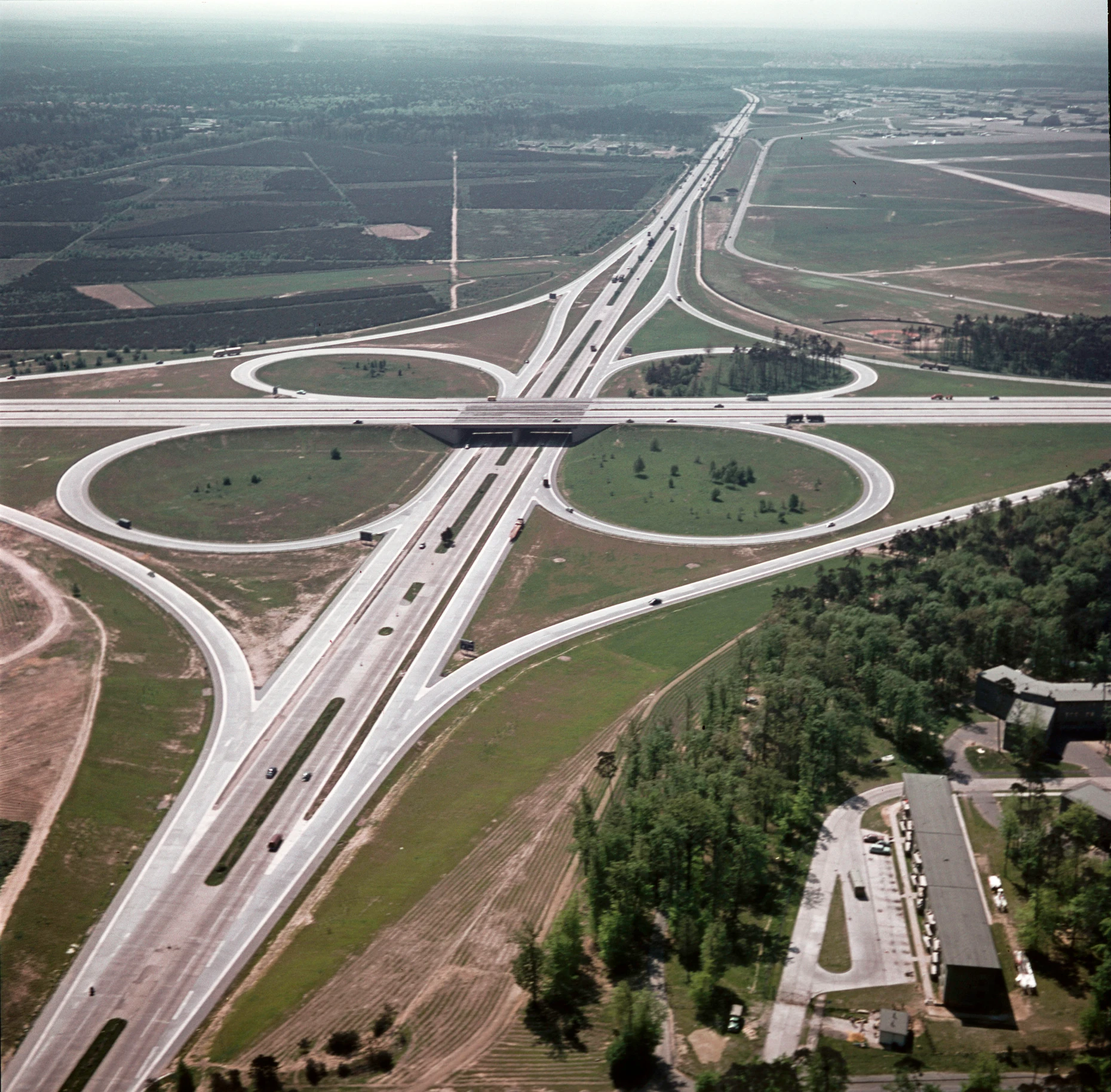 Kleeblatt: So sah das Autobahnkreuz neun Monate nach der Eröffnung im April 1957 aus