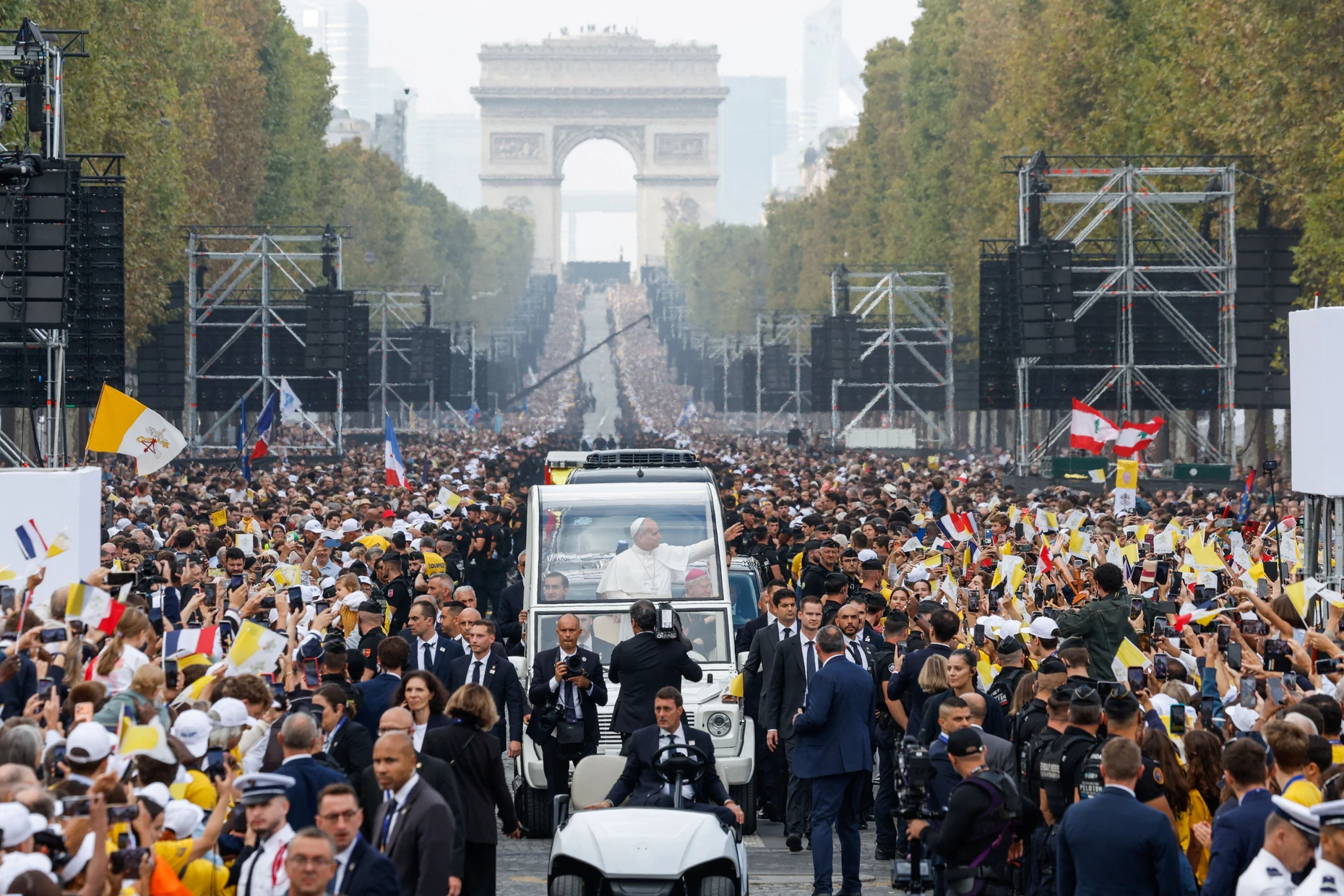 Mit dem Papamobil über die Champs-Élysées: Leo zu Besuch in Paris