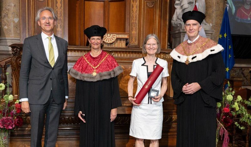 Anne Peters wurde 2025 mit der Ehrendoktorwürde der Universität Wien ausgezeichnet.