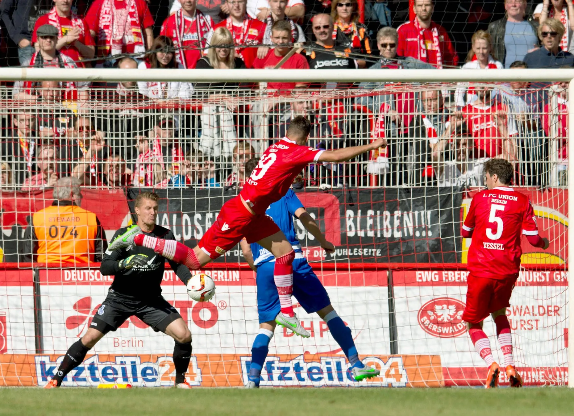Das zwischenzeitliche 3:0: Berlins Kreilach (Mitte) lässt Duisburgs Torwart Ratajczak mit seinem Kopfball keine Chance