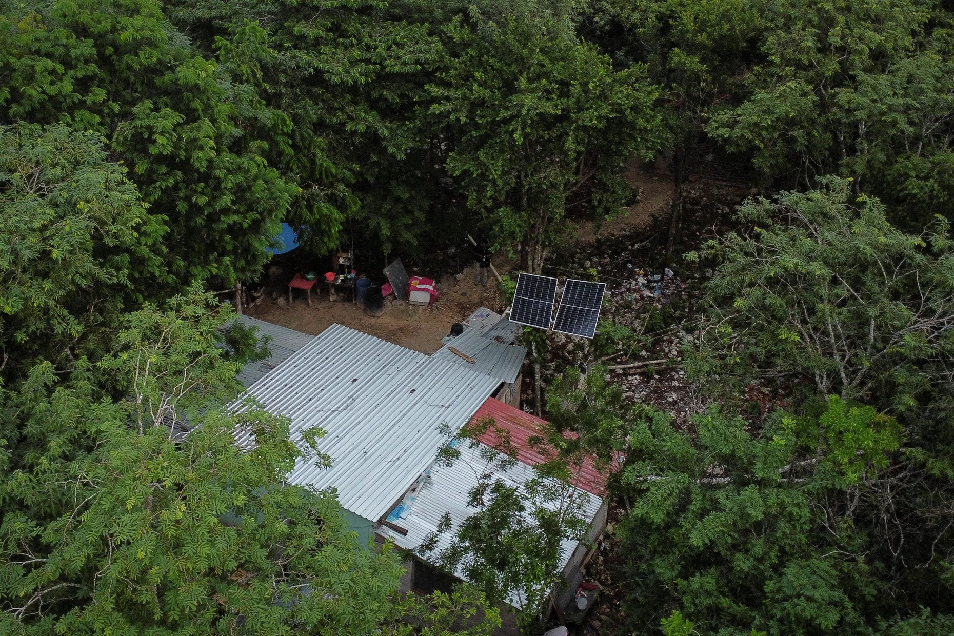 Ein Solarpaneel am Haus von Mary Sandra Peraza ist die einzige Möglichkeit für die Familie, sich mit Strom zu versorgen.