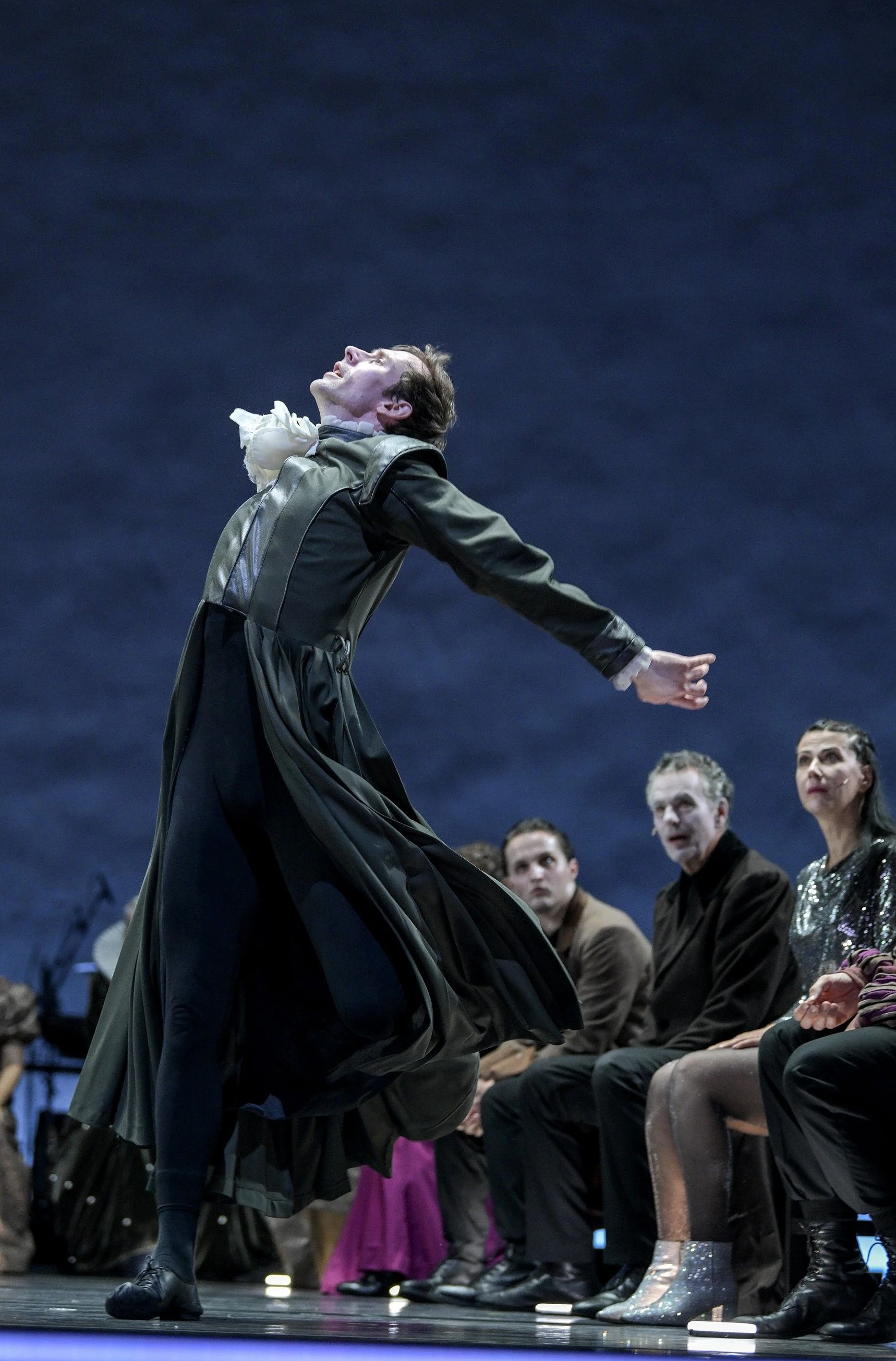 Christian Bauch vom Ballett der Semperoper in einer Szene von „Love, Death & Shadows“