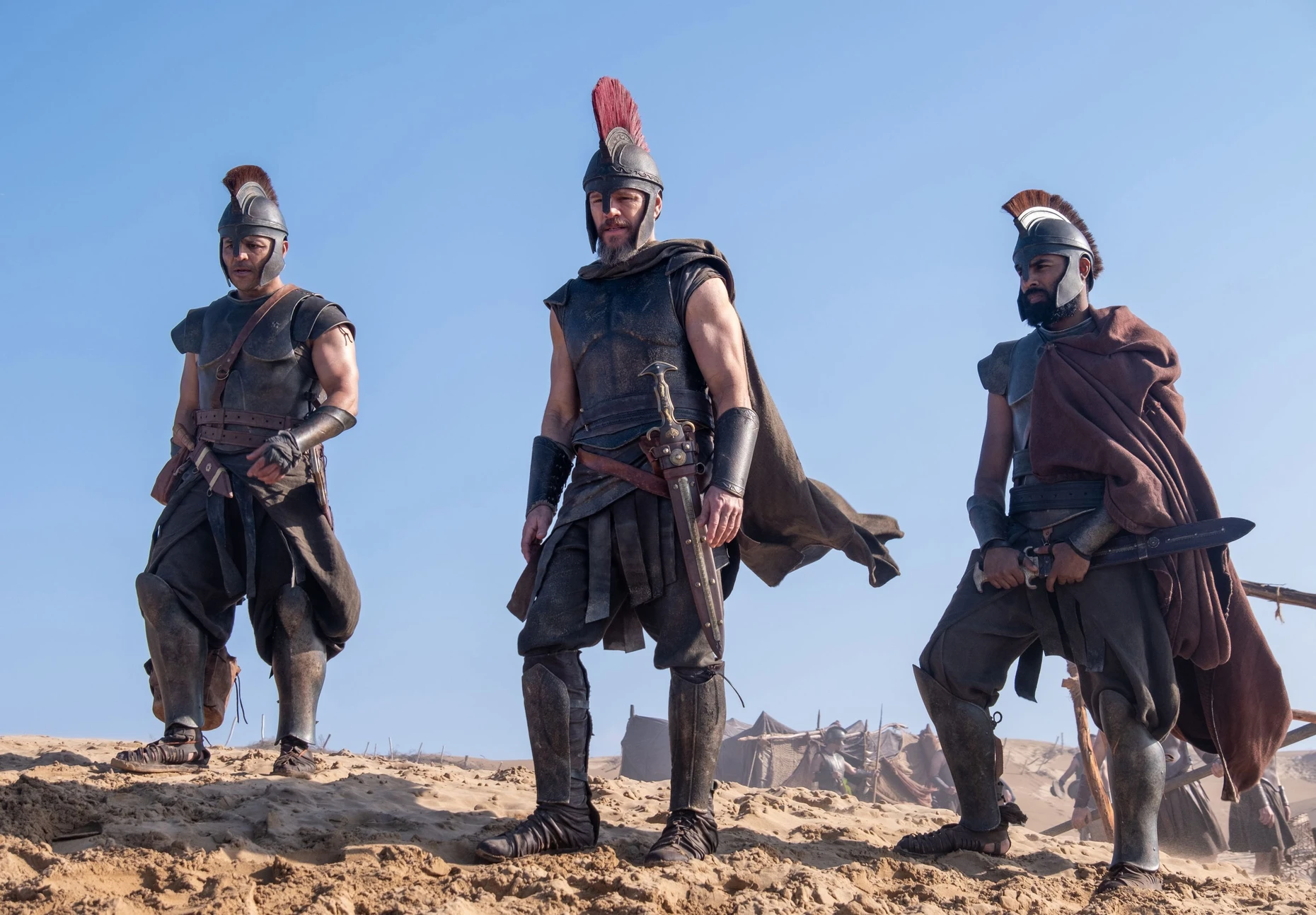 Jimmy Gonzales (l.) als Cepheus, Matt Damon (M.) als Odysseus und Himesh Patel als Eurylochus