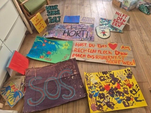 Protestplakate der Eltern und Kinder