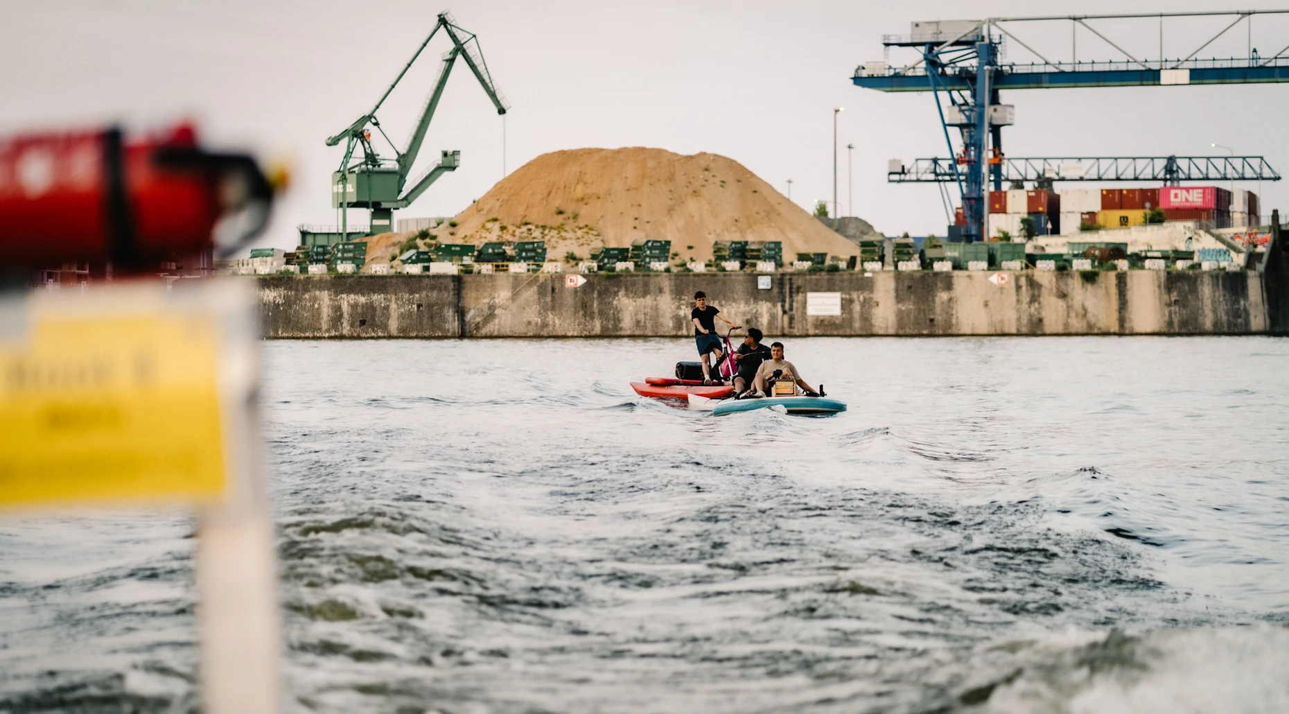Sandberge und Container im Blick: Der Osthafen zählt zu den wichtigsten Binnenhäfen Deutschlands.