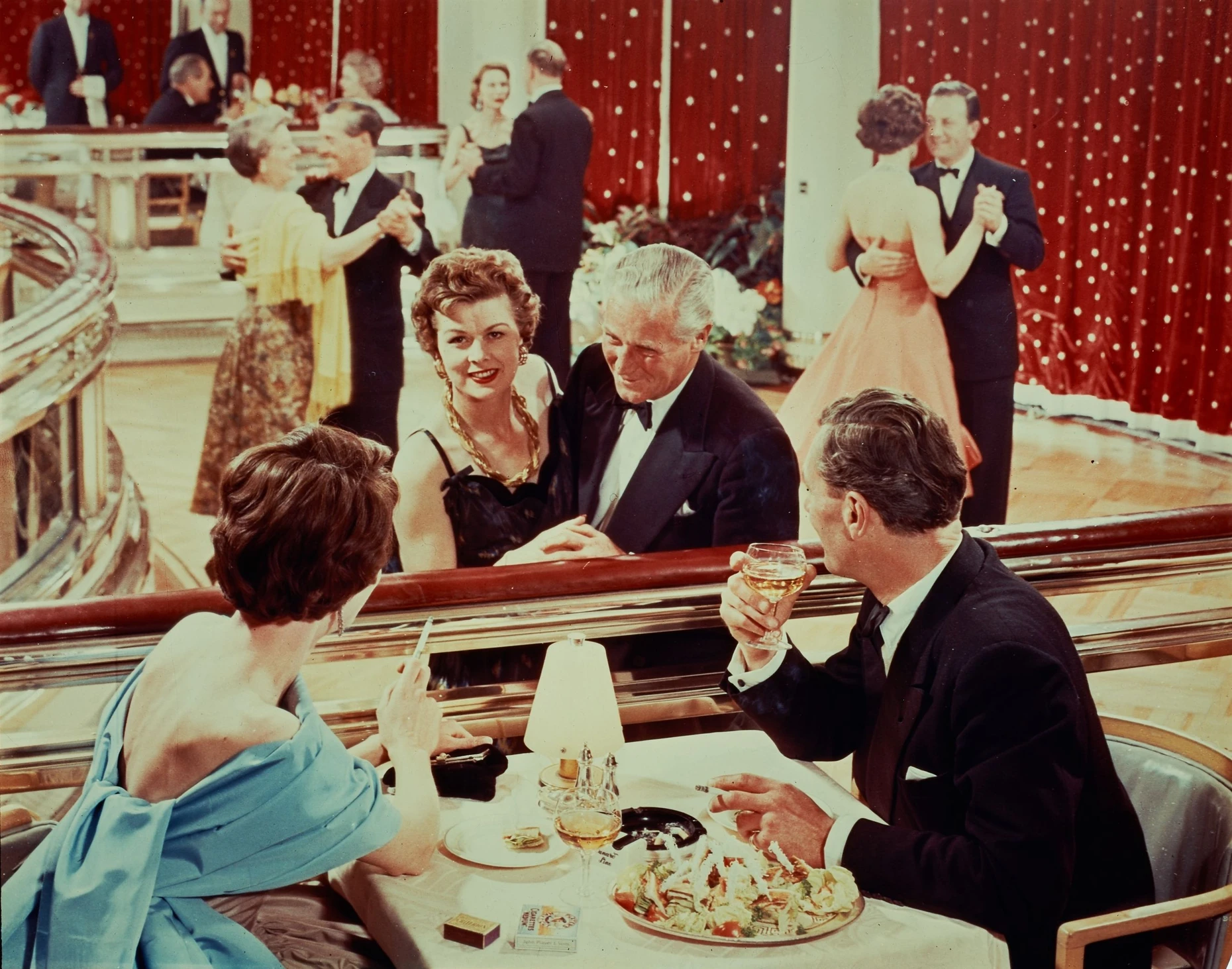 Tanzen, Rauchen, Speisen: Foto von Bord der ersten Queen Mary, die von 1936 bis 1967 die Kontinente verband.