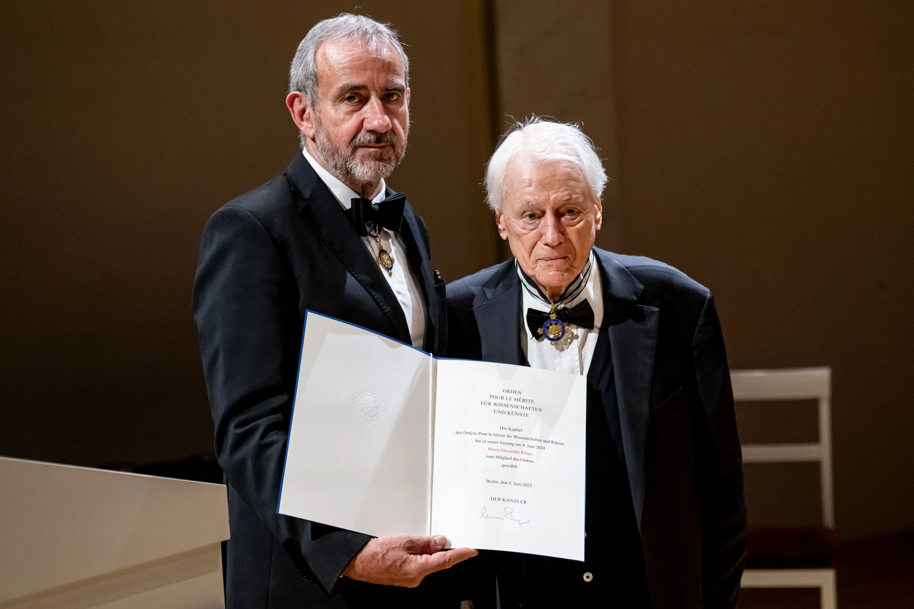 Wie Jürgen Habermas wurde Alexander Kluge noch im hohen Alter in den Orden Pour le mérite für Wissenschaften und Künste gewählt. In der Öffentlichen Sitzung des Ordens am 1. Juni 2025 überreichte Ordenskanzler Hermann Parzinger Kluge seine Aufnahmeurkunde.