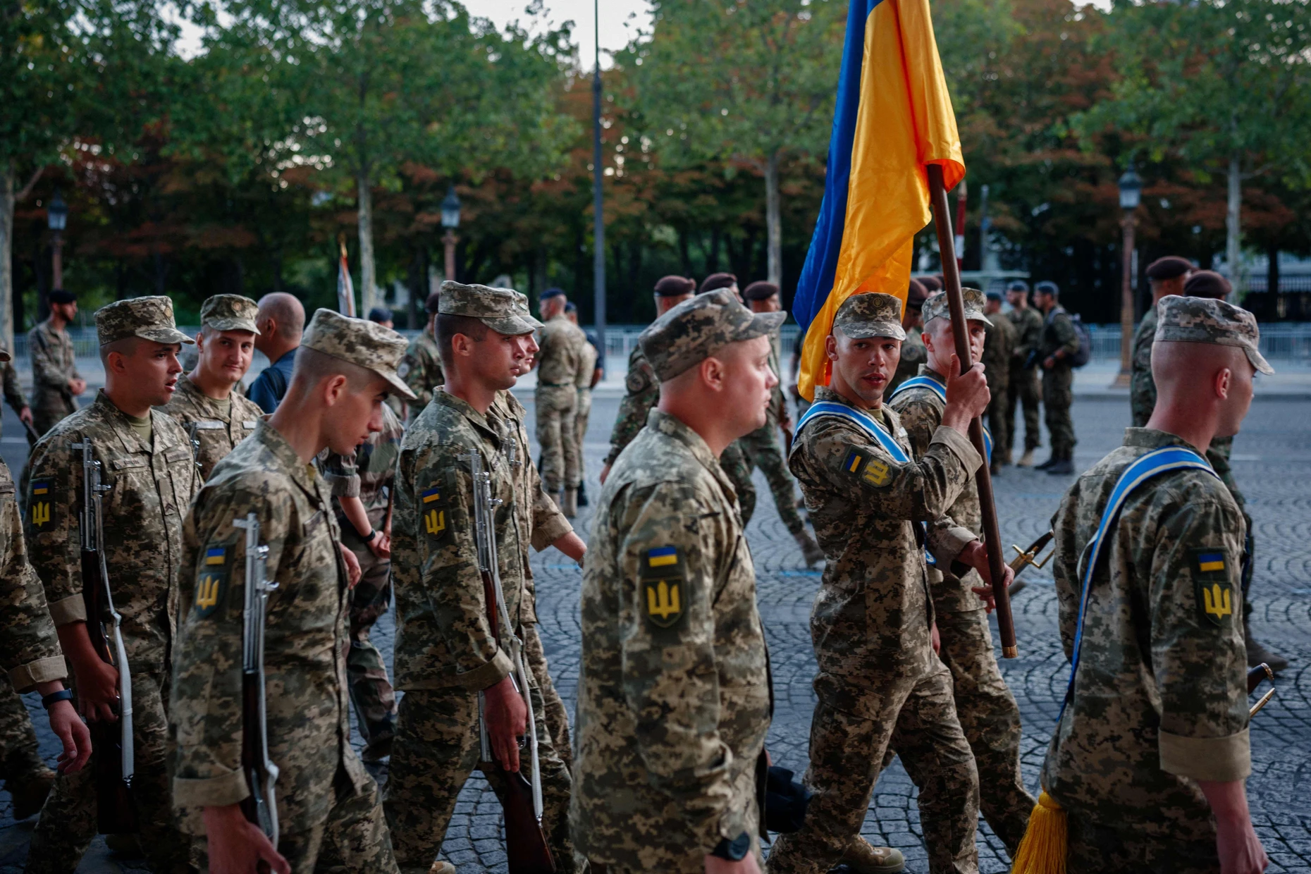 Ukrainische Soldaten während einer Parade am 8. Juli in Paris