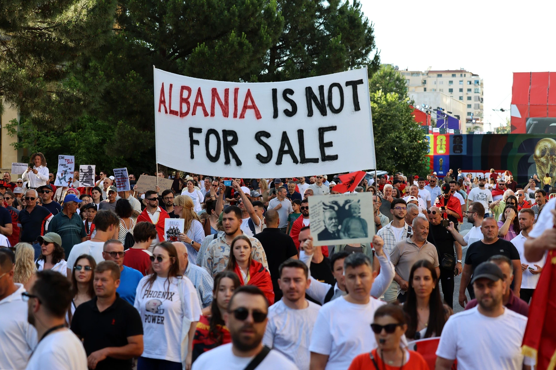 Eine Demonstration in der albanischen Hauptstadt Tirana im Juni
