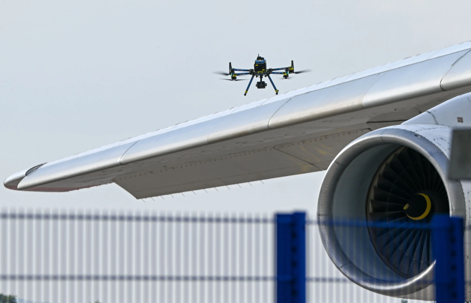 Eine Drohne der Polizei kreist über dem Leipziger Flughafen.