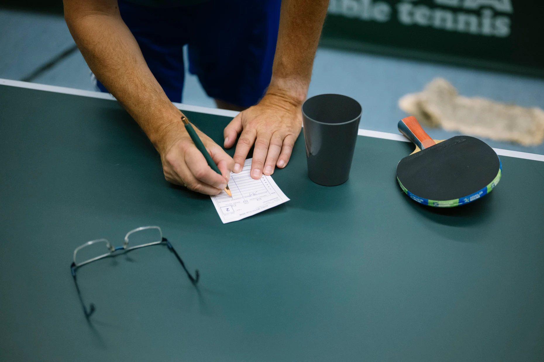 Jedes Ergebnis wird mit der Hand notiert und dann digital gesichert.