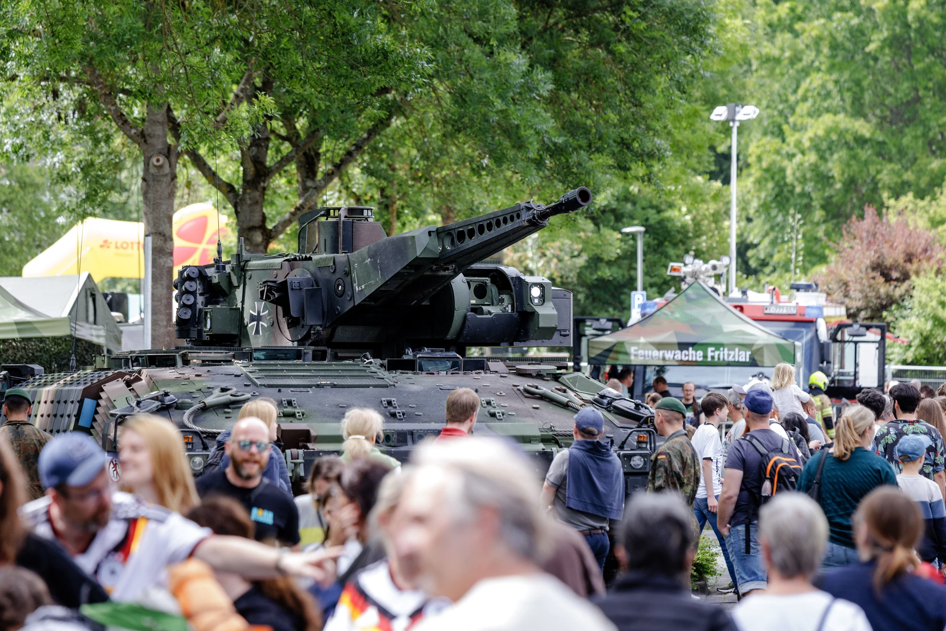 Gefällt nicht jedem: Die Bundeswehr zeigt auf dem Hessentag auch einen Schützenpanzer.
