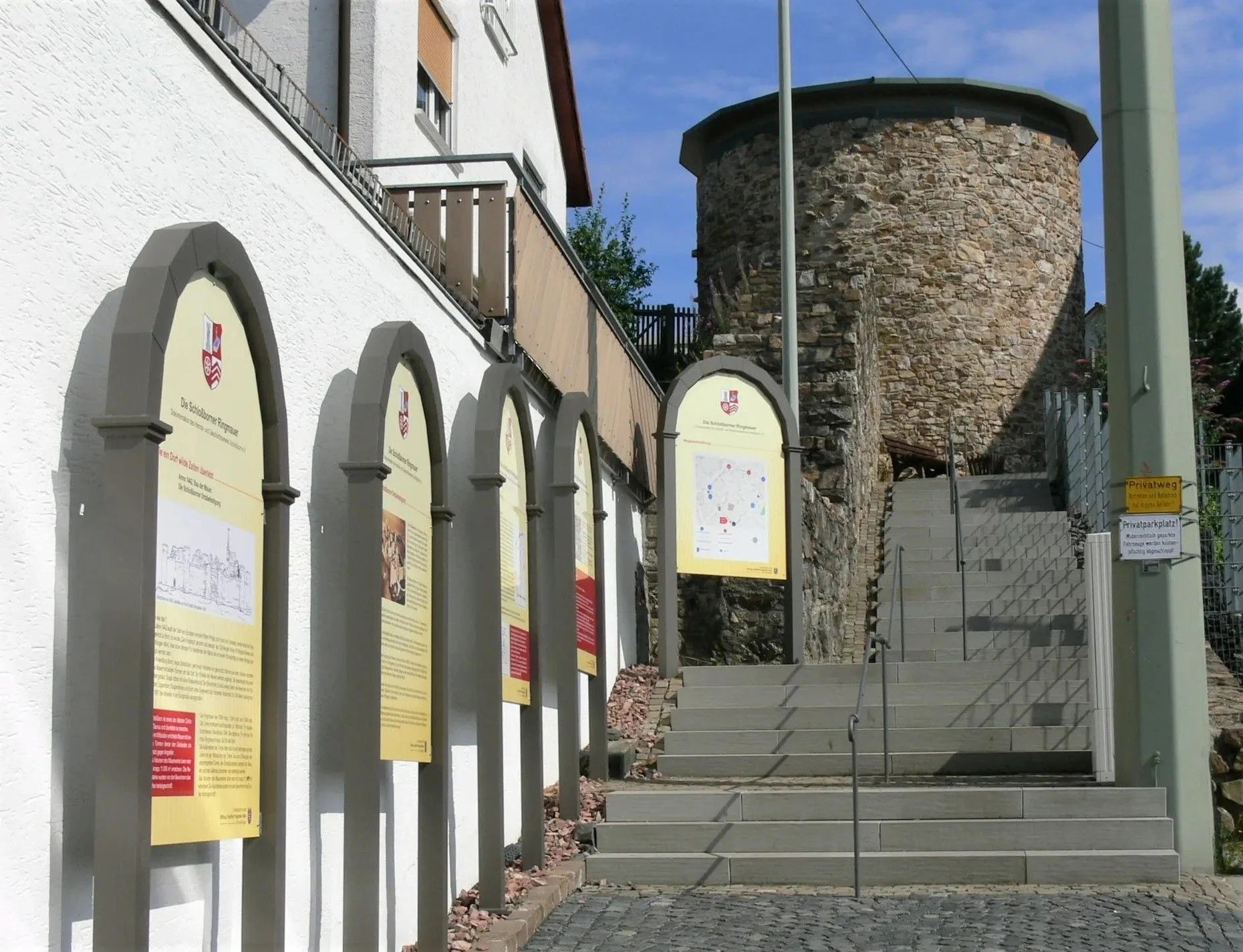 Am Ringmauerweg in Schloßborn ist noch der Rumpf eines früheren Rundturms erhalten.