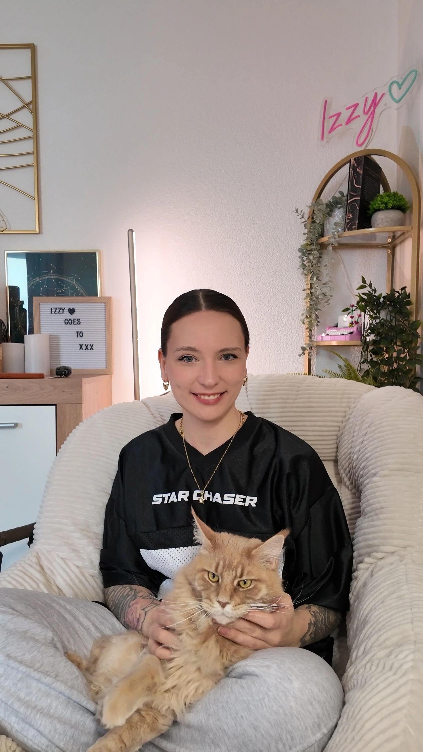 Isabelle North, 32, ist Autorin und Content-Creatorin. Sie kommt aus Reutlingen und betreibt auf Instagram einen Account mit rund 12.000 Followern. Die gelernte Rechtsanwaltsfachangestellte teilt in den sozialen Medien den „Schreibwahnsinn“ einer „Vollzeit-Autorin“. Seit 2020 veröffentlicht North ihre Bücher, die mehrmals Bestseller wurden. Ihr neues Buch „Vivere – Lebe für uns“ erscheint Anfang September im Eigenverlag.