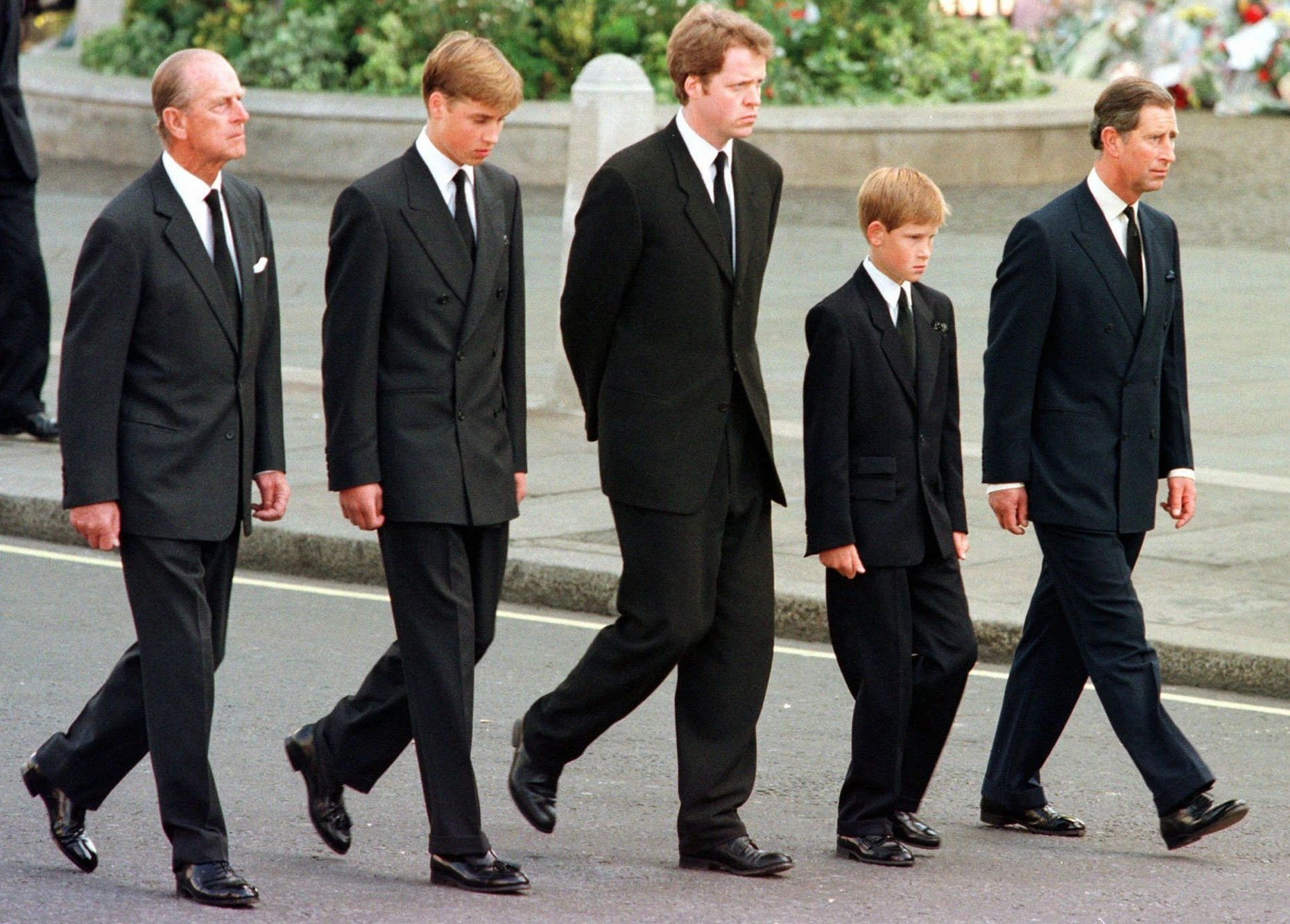 Hinter dem Sarg: Charles Spencer (Mitte) wollte im Namen Dianas verhindern, dass der damals 15 Jahre alte Prinz William (2. von links) und sein zwölf Jahre alter Bruder Harry (2. von rechts) hinter der toten Diana gehen müssen. Schließlich begleitete auch noch Prinz Philip (links) die drei und Prinz Charles (rechts).