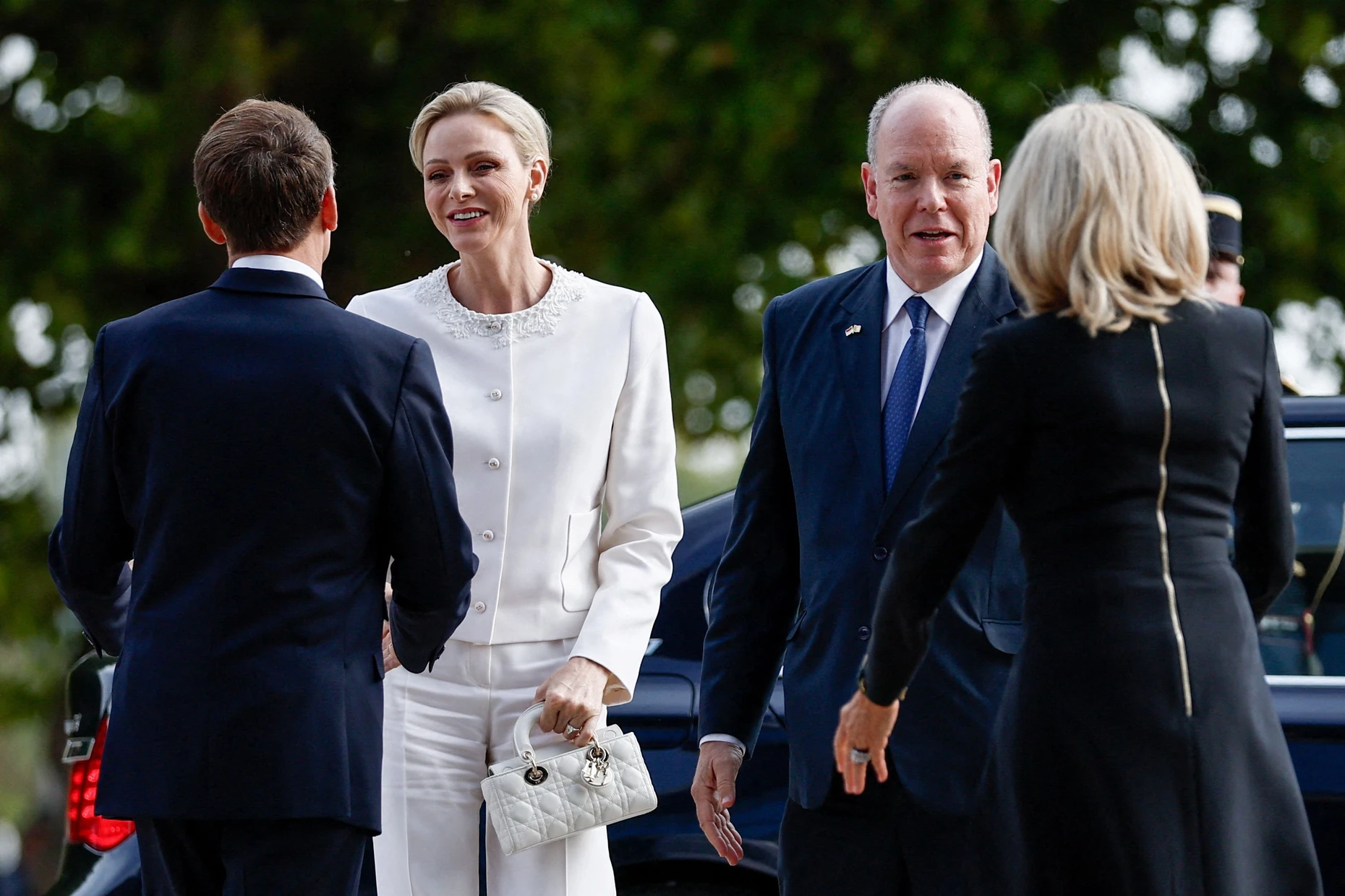 Hoher Besuch: Präsident Emmanuel Macron (links) und seine in Schwarz gekleidete Frau Brigitte Macron (rechts) begrüßen Prinz Albert II. und seine in Weiß gekleidete Frau, Prinzessin Charlène, kurz vor der päpstlichen Audienz in Metz.