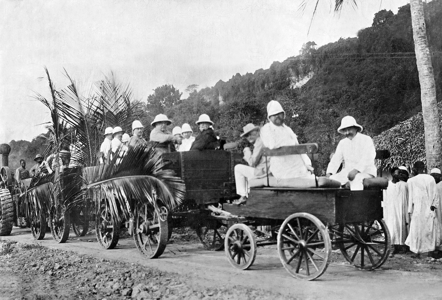 Ein herrliches Fleckchen Erde in Ostafrika, bestens für eine Agavenplantage geeignet, wurde deutschen Reichstagsabgeordneten 1906 präsentiert. Schienen führten noch nicht nach Buschirihof, daher nutzten die Besucher einen von einem sogenannten Lokomobil gezogenen Wagen.