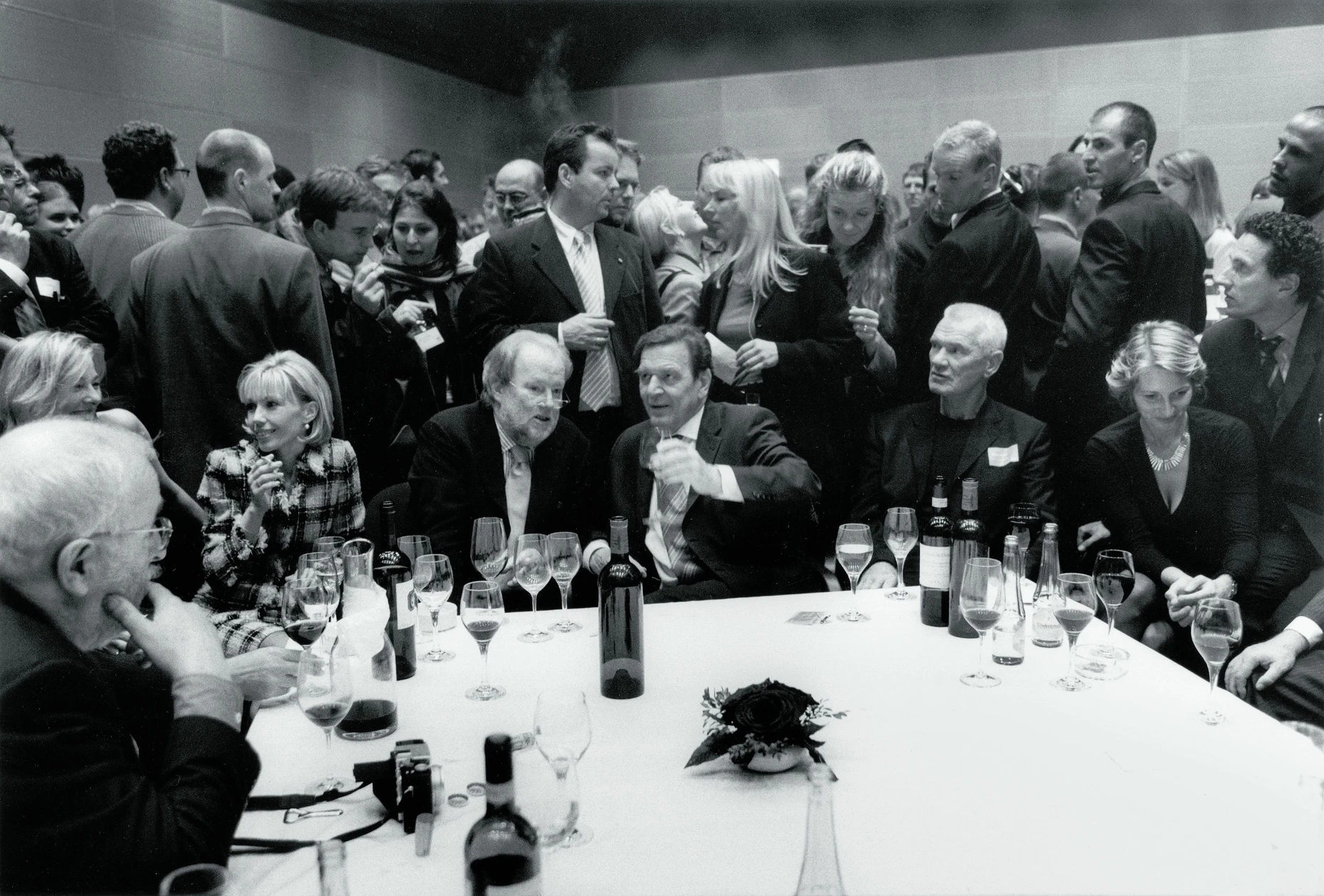 SPD-Wahlparty nach der Bundestagswahl 2002 im Willy-Brandt-Haus mit Manfed Bissinger, Gerhard Schröder und Burkhard Driest.