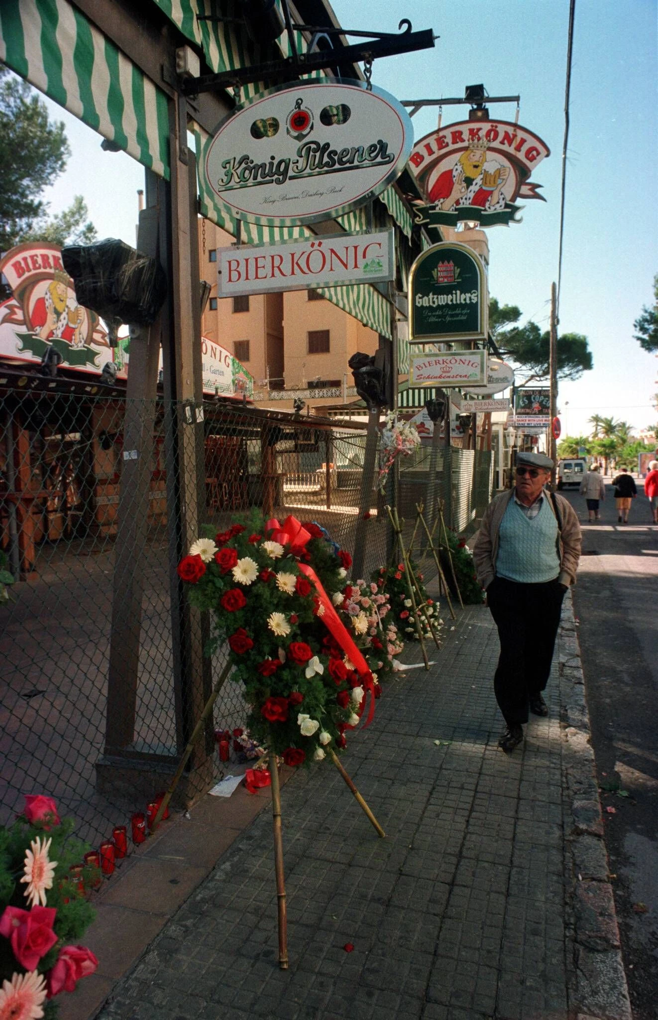 Eine der bekanntesten Adressen auf der Feiermeile Mallorcas: der Bierkönig. Nach dem Mord an seinem Besitzer Manfred Meisel wurden Blumen vor dem Lokal niedergelegt Imago