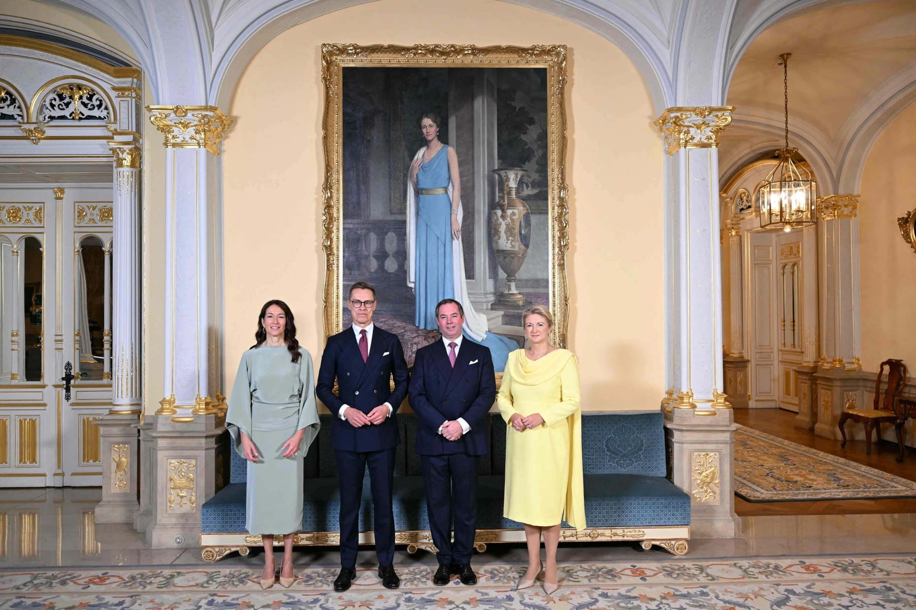 Ein Jahr Großherzog: Guillaume V. von Luxembourg (rechts) und seine Frau Stéphanie (rechts) empfangen Finnlands Präsidenten Alexander Stubb und dessen Frau Suzanne Innes-Stubb (links) zum Staatsbesuch in Luxemburg.