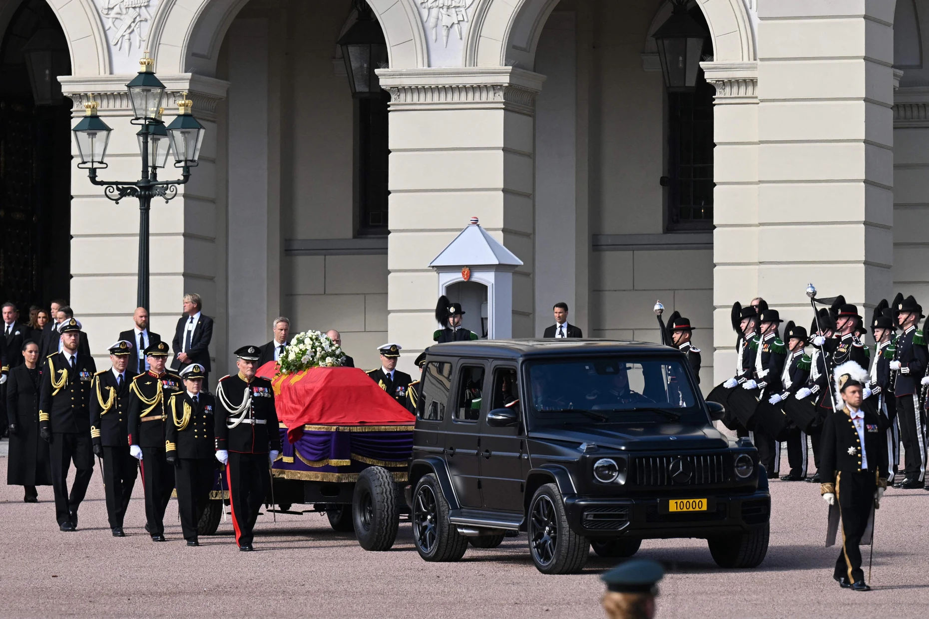 Verlässt den Palast in Oslo: der Trauerzug mit dem Sarg von König Harald V.