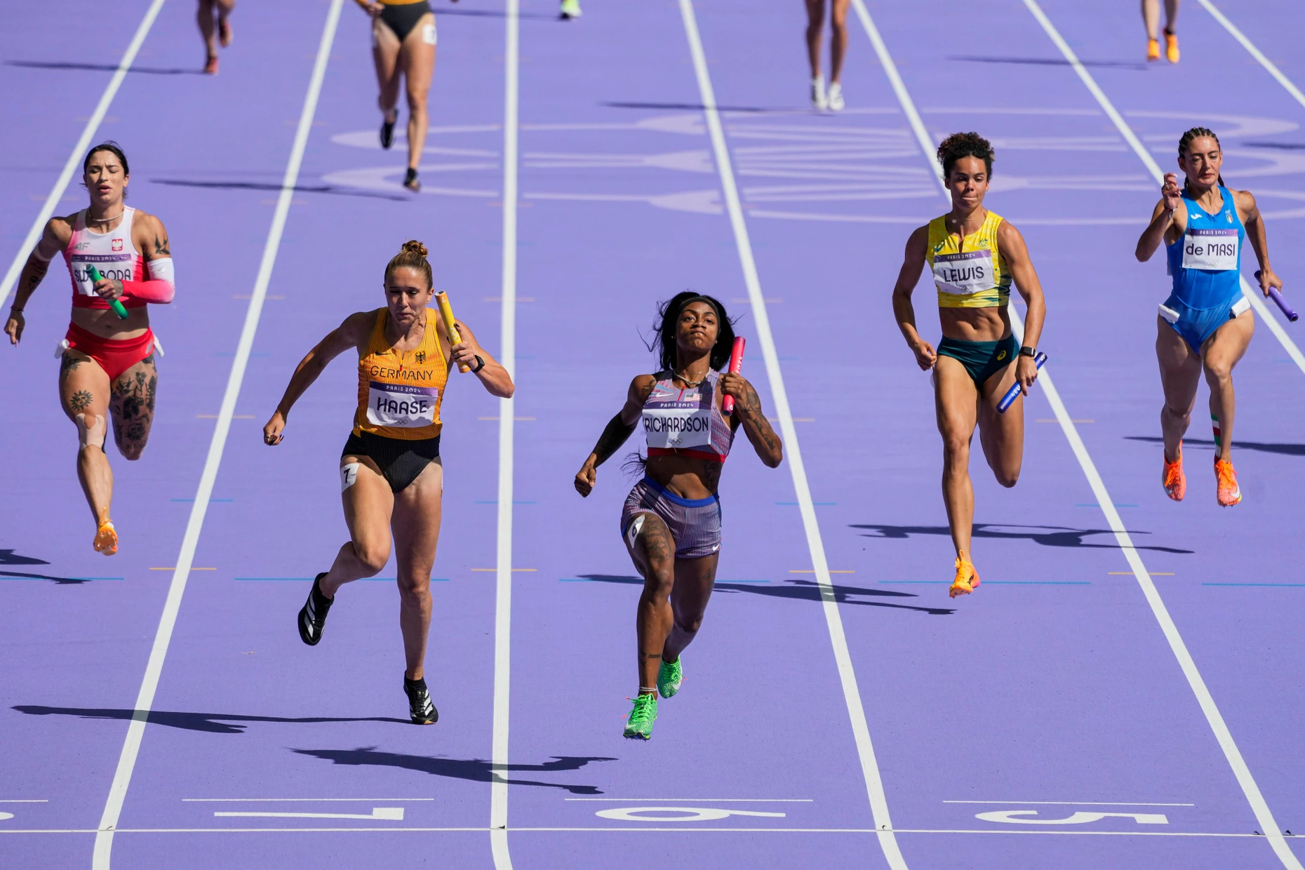Schneller: Die Amerikanerin Sha’carri Richardson macht bei den Sommerspielen 2024 in Paris das Tempo, Rebekka Haase (Zweite von links) hält den Anschluss.