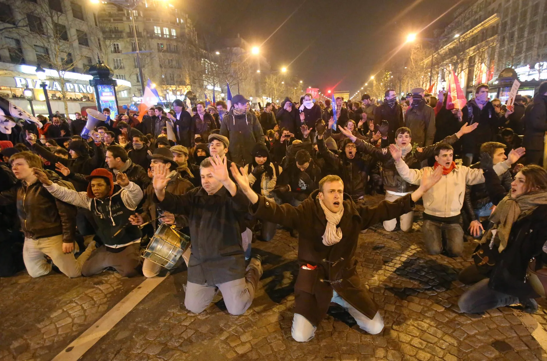 Abends blockierten die Demonstranten die Champs-Elysées