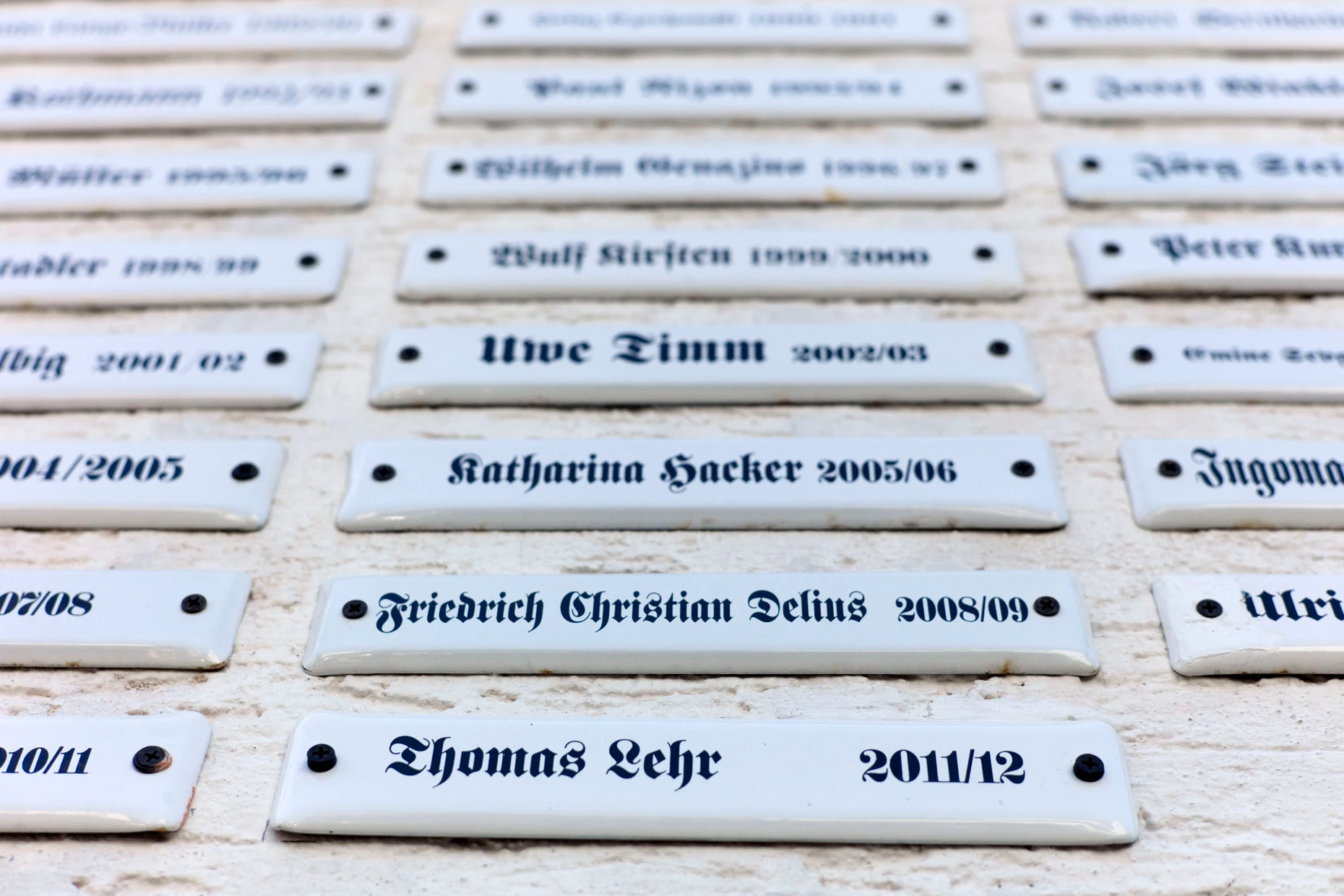 Liste der Dichter und Denker: Am Stadtschreiberhaus hängen die Namensplaketten aller bisherigen Preisträger.