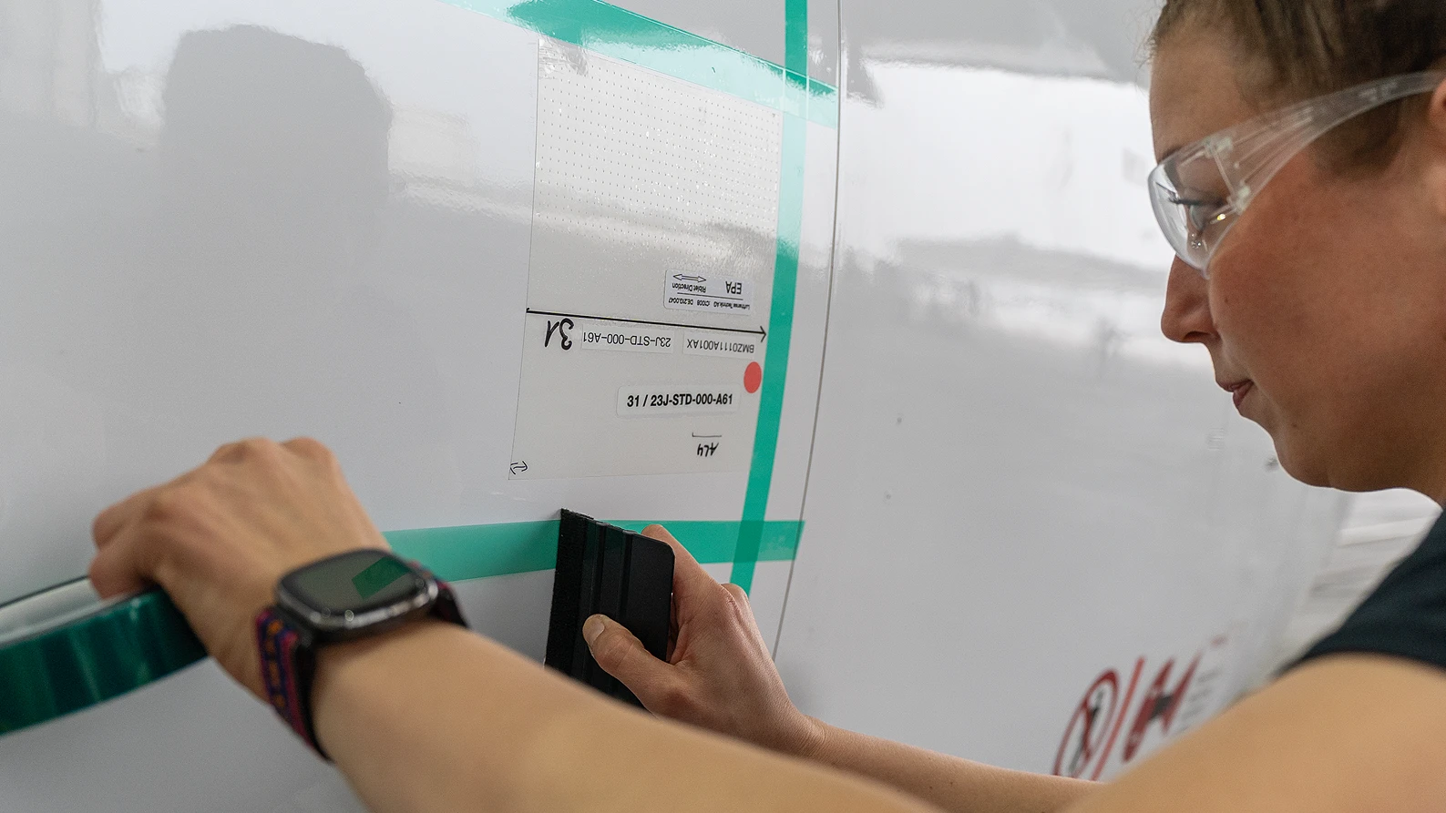 Haut Couture: 70 solcher Kleber werden auf den Airbus aufgetragen.