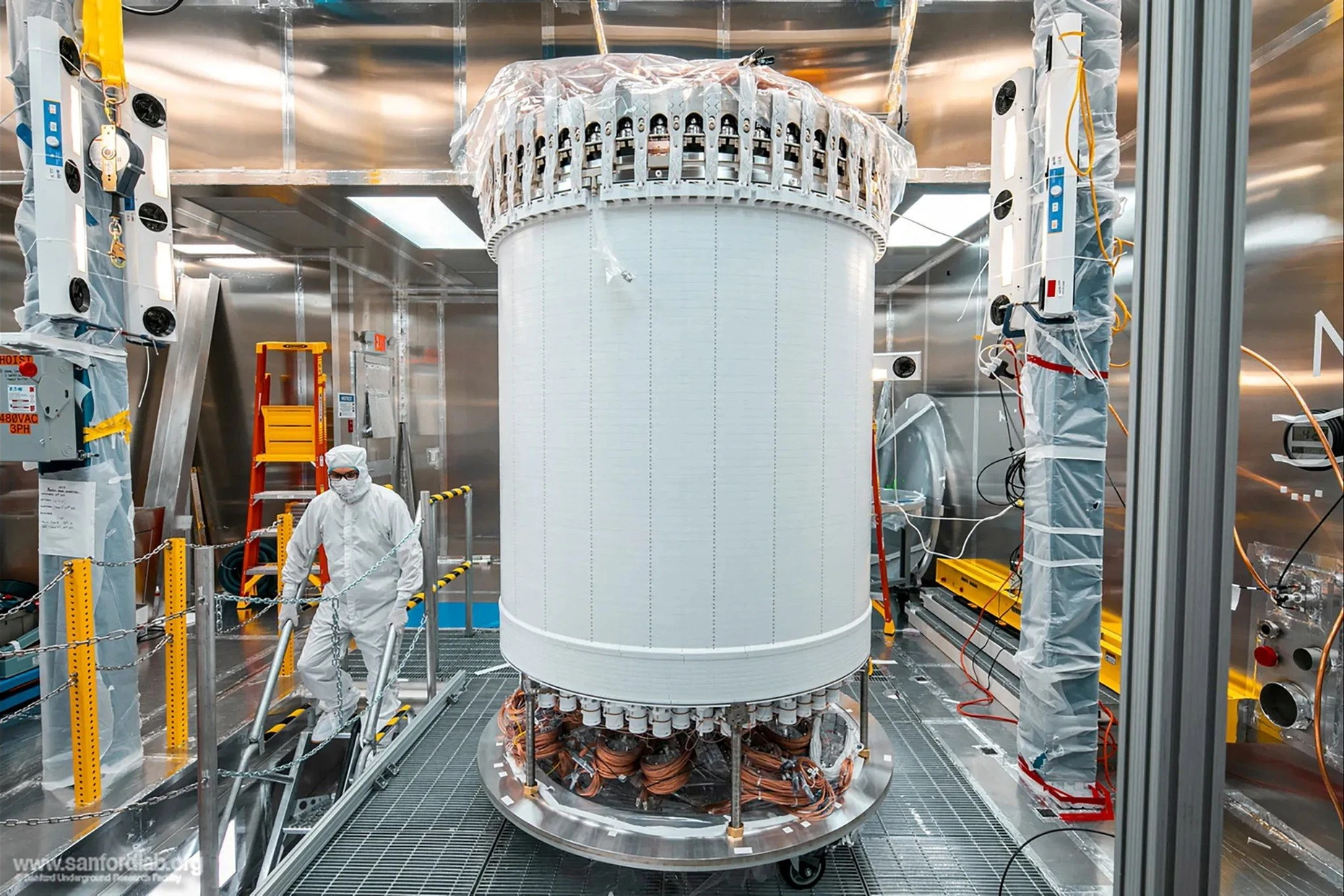 Der mit flüssigem Xenon gefüllte Hauptdetektor von Lux-Zeplin vor der Installation im Untergrundlabor.