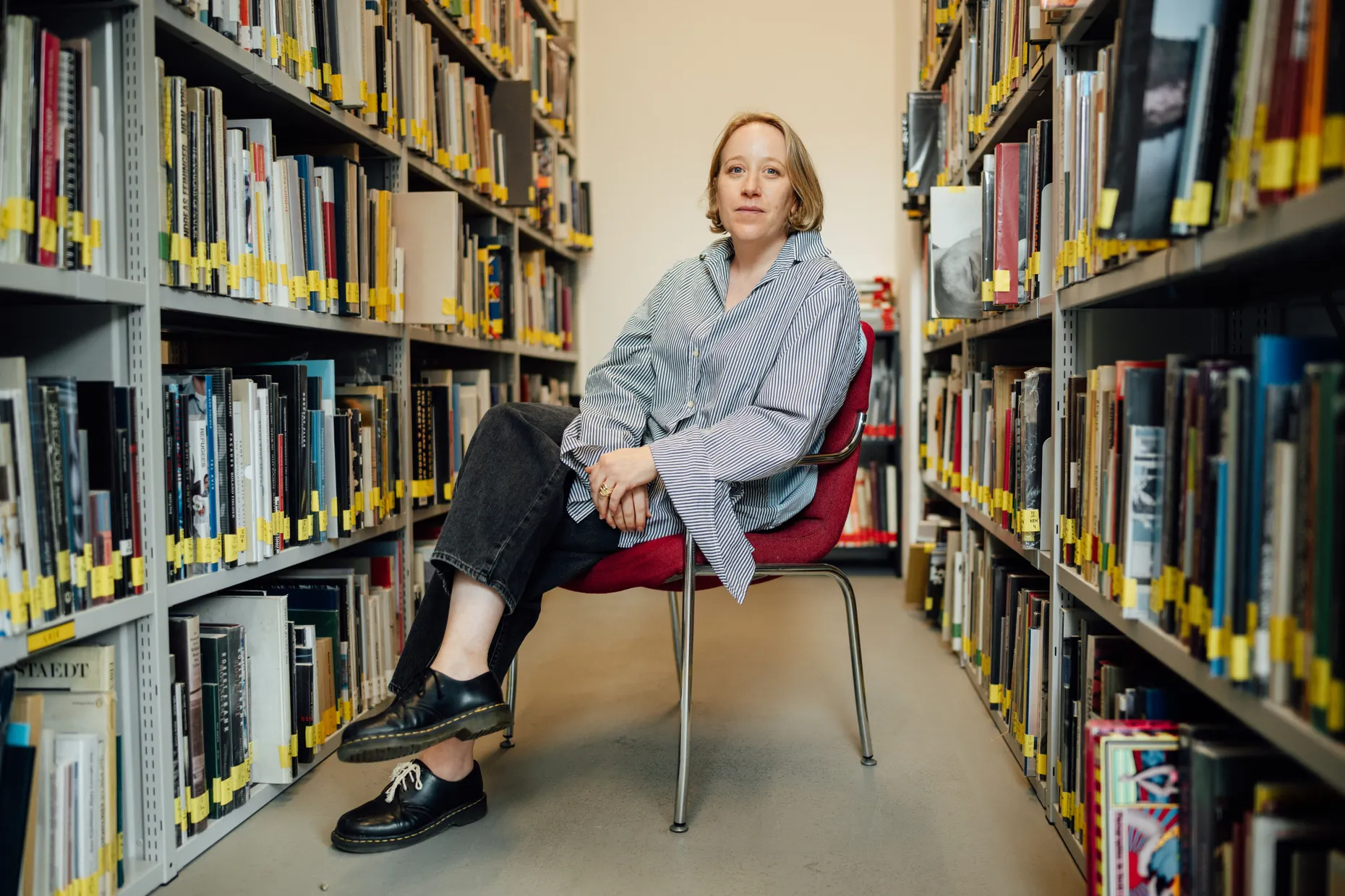 Nadine Weixler in der Fotohof-Bibliothek: Die in Salzburg arbeitende Künstlerin leitet als erste Frau den 1981 gegründeten Verein.