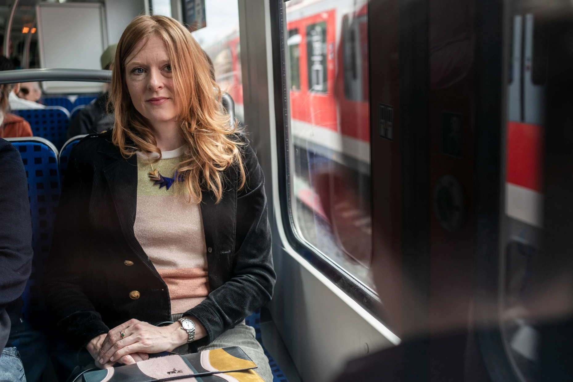 Die Schriftstellerin Anja Kampmann in der S-Bahn auf dem Weg nach Klein Flottbek.