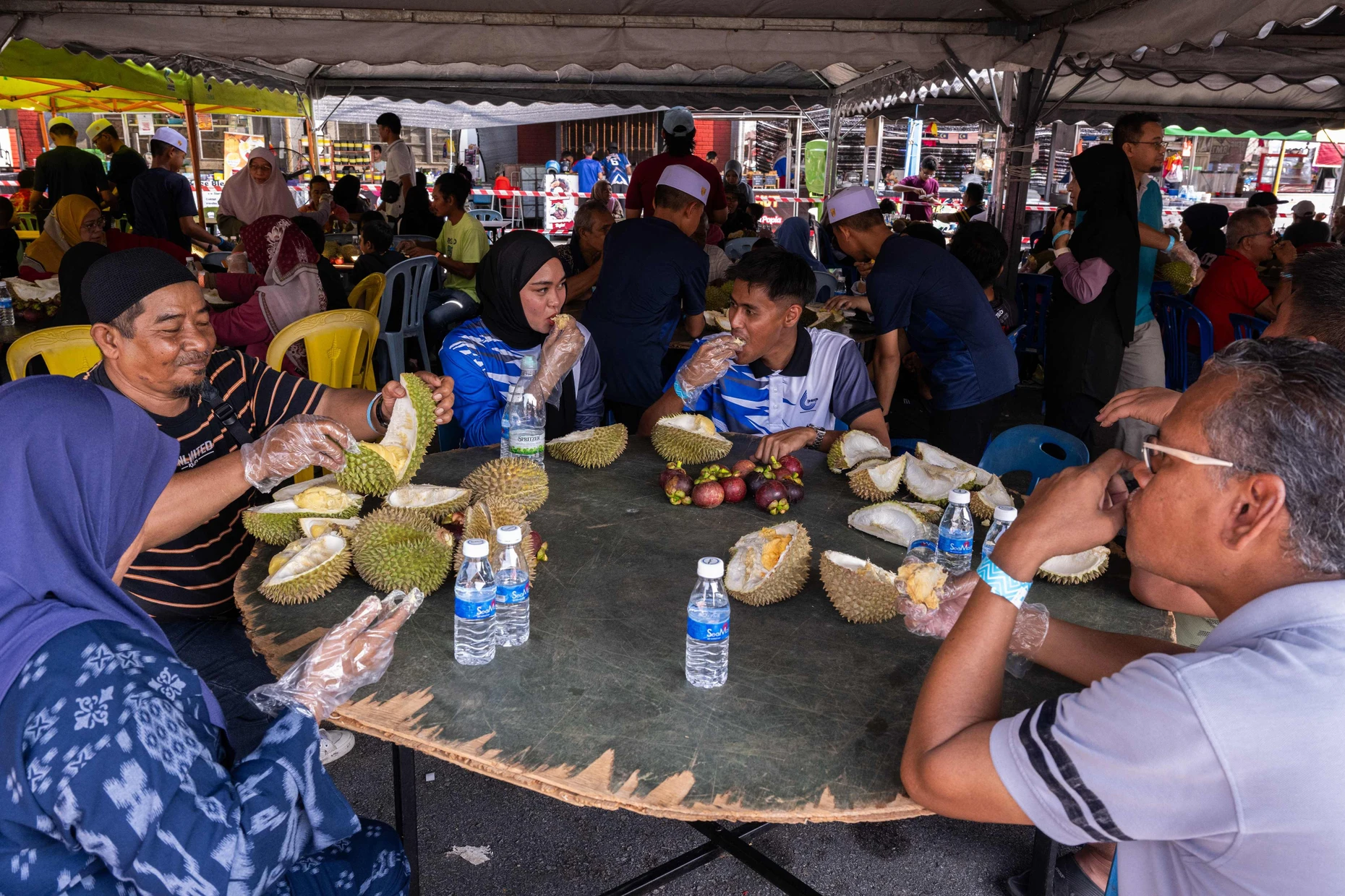 Besucher genießen die beliebte Frucht auf einem Durian-Festival in Karak.