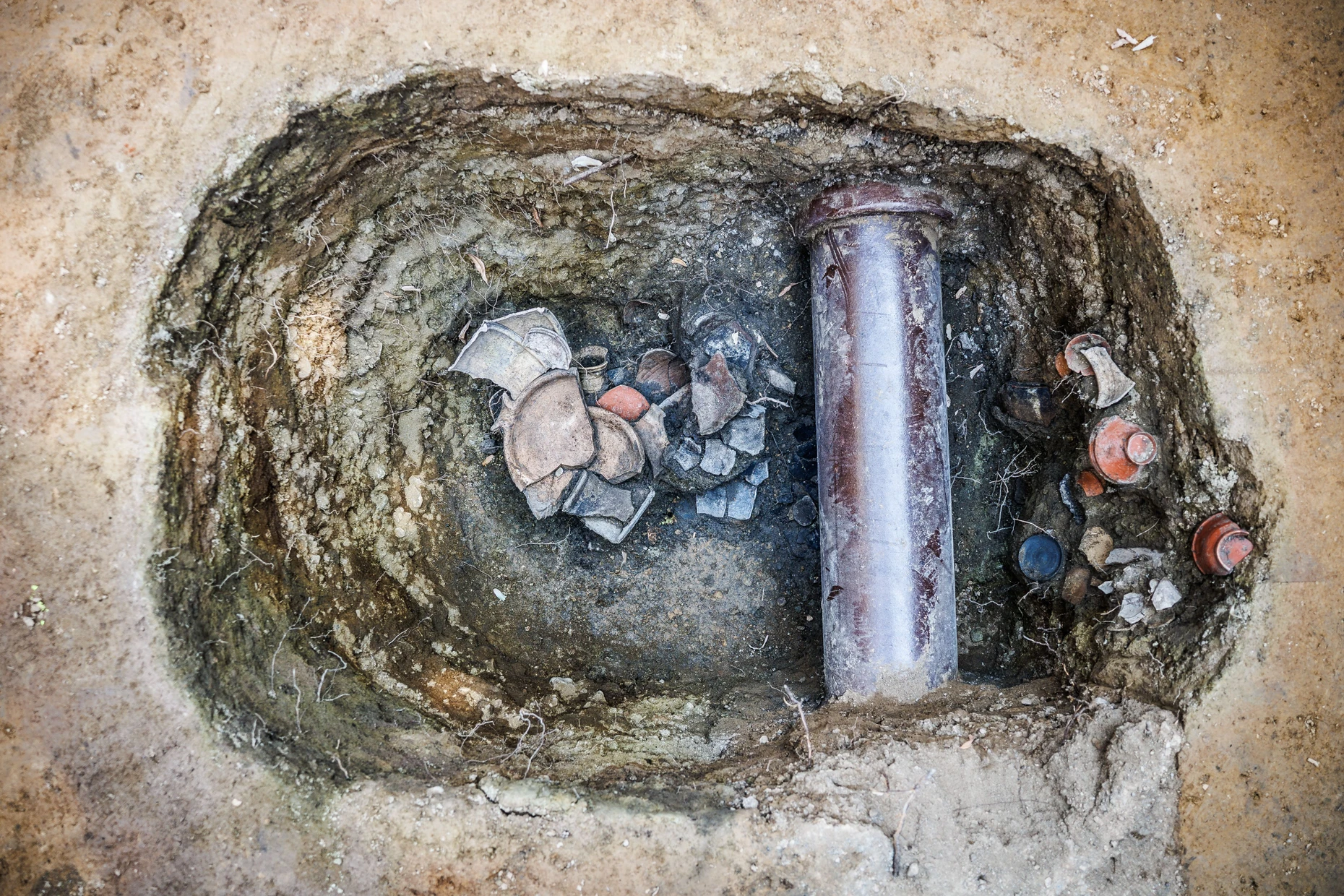 Stinkt nicht, ist aber aufschlussreich: der Inhalt der römischen Latrine nebst modernem Abwasserrohr