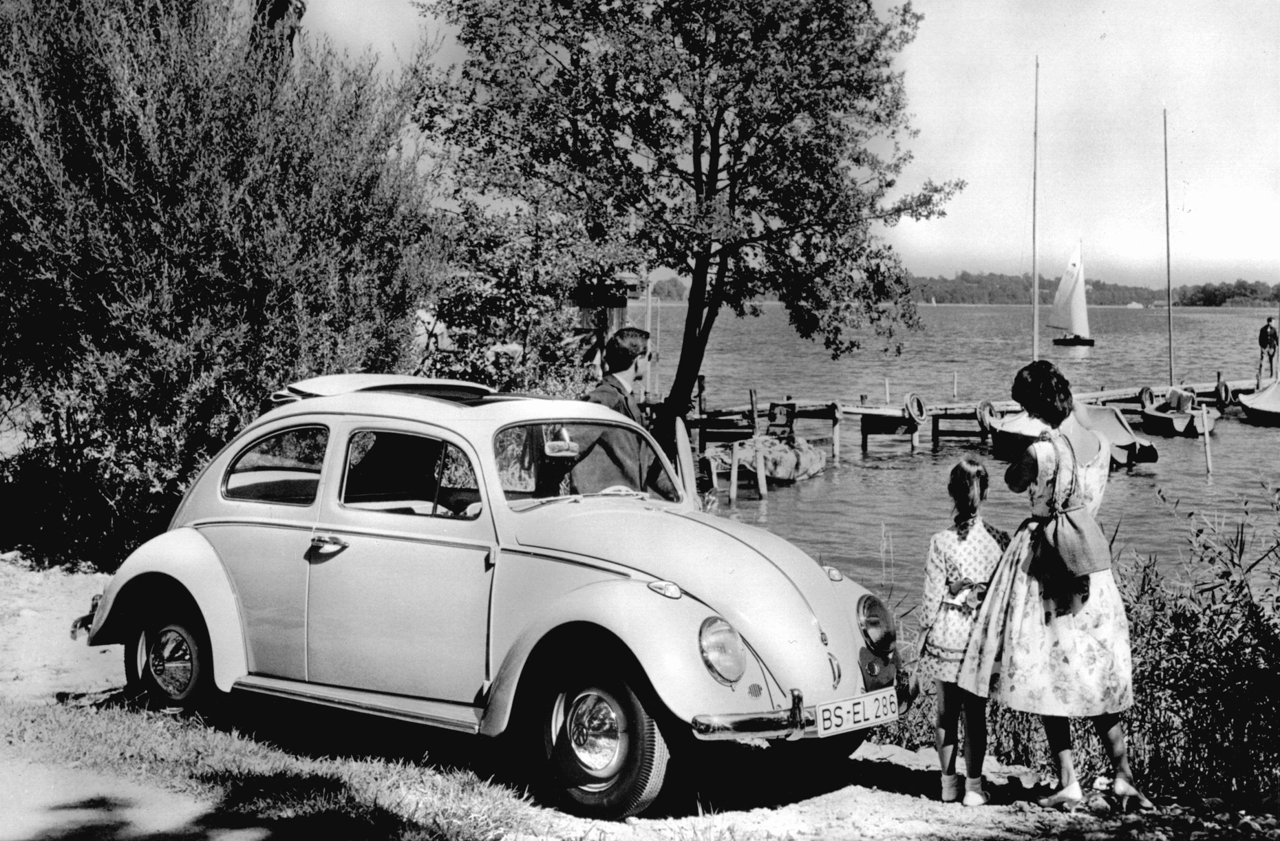 Wohlstand für alle: Eine Familie macht in den 1960er Jahren einen Ausflug an einen See.