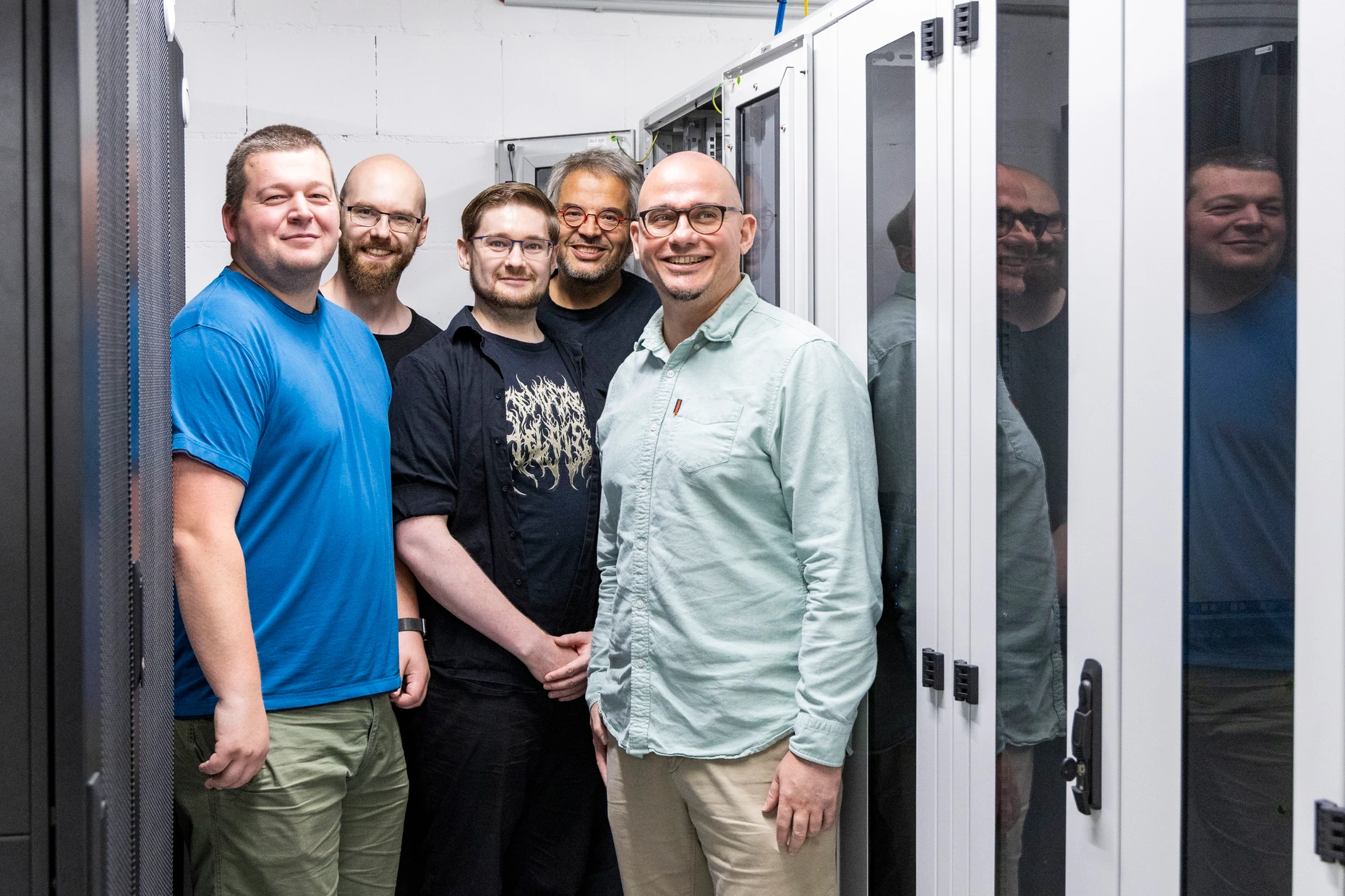Forschung: Masterstudent Jens Hummel, Chris Hölzer, Laszlo von Kacsoh, Professor Steffen Reith und Nikolay Tcholtchev